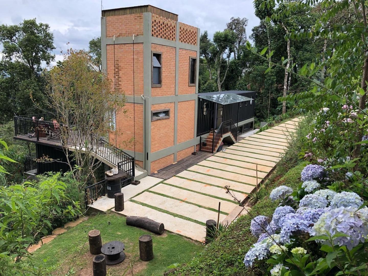 Casa Container 80 - Suítes privativas e sofisticadas integradas à natureza