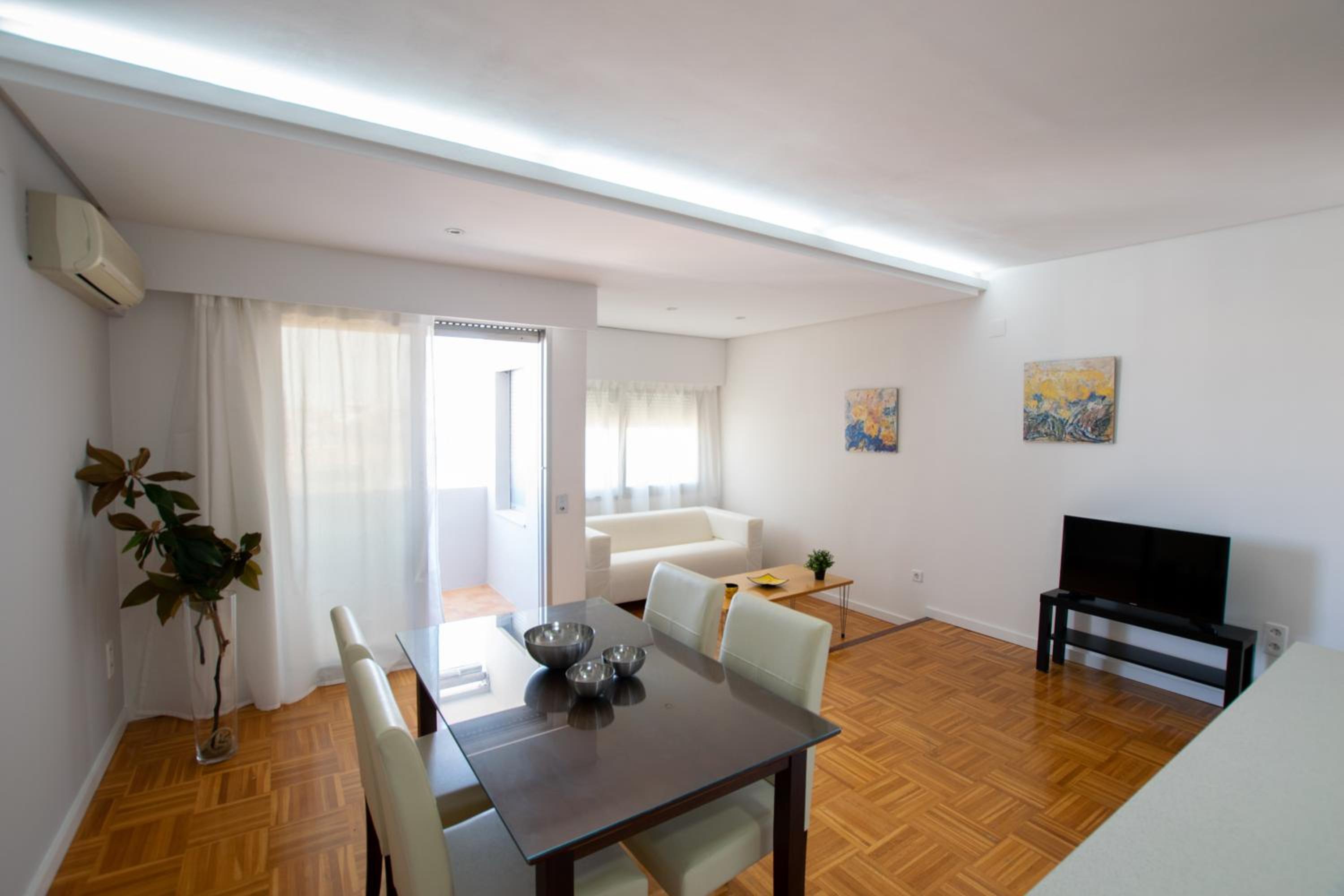 Light and bright apartment in central Valencia