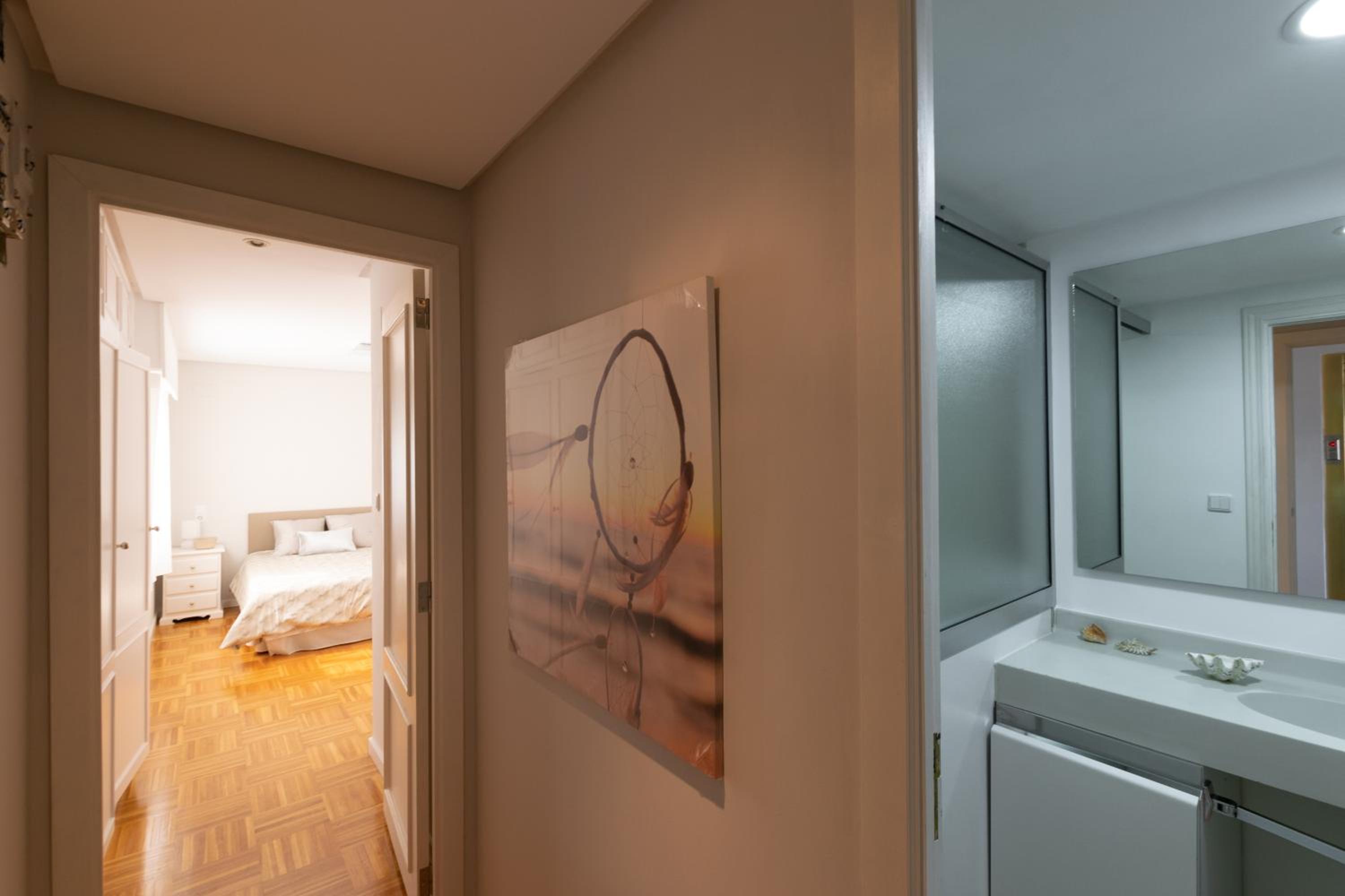 Light and bright apartment in central Valencia