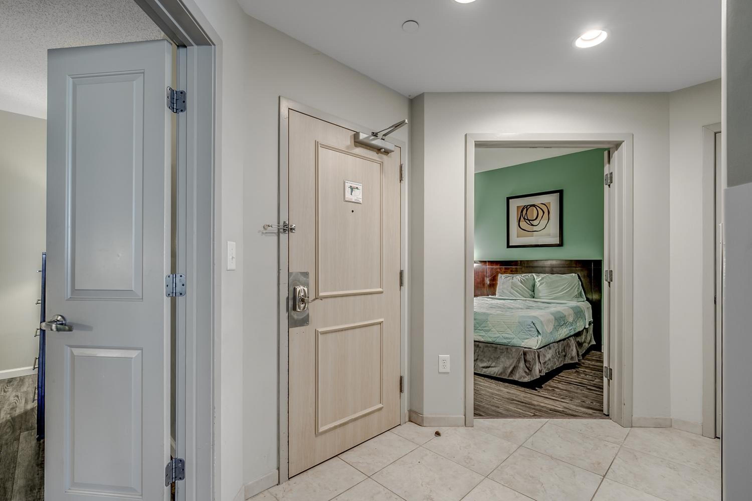 Newly Renovated Ocean Front Condo, Modern Decor, Central MB, 20th floor view 4