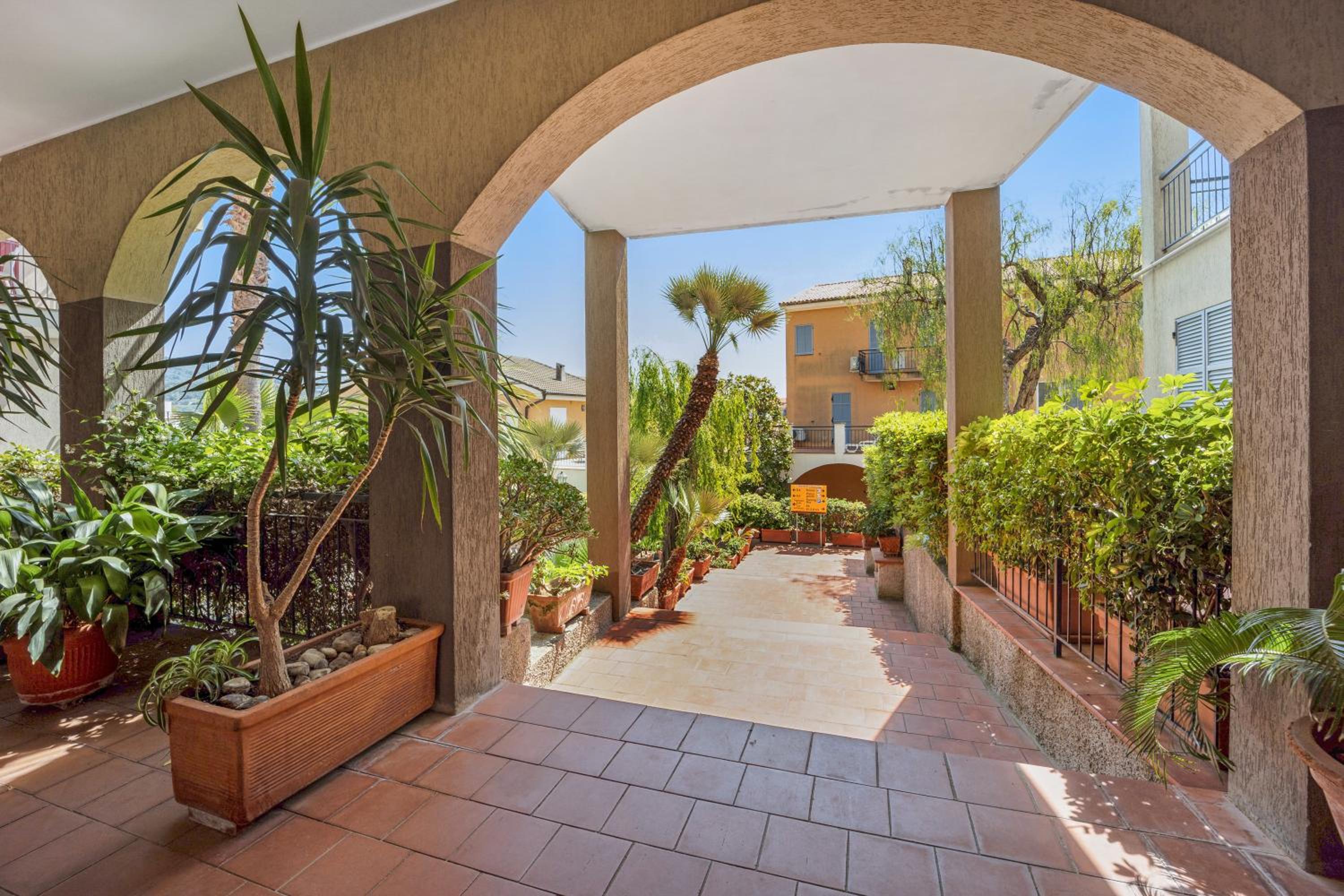 E2-2 bilocale superior Borgo Rovere view 2