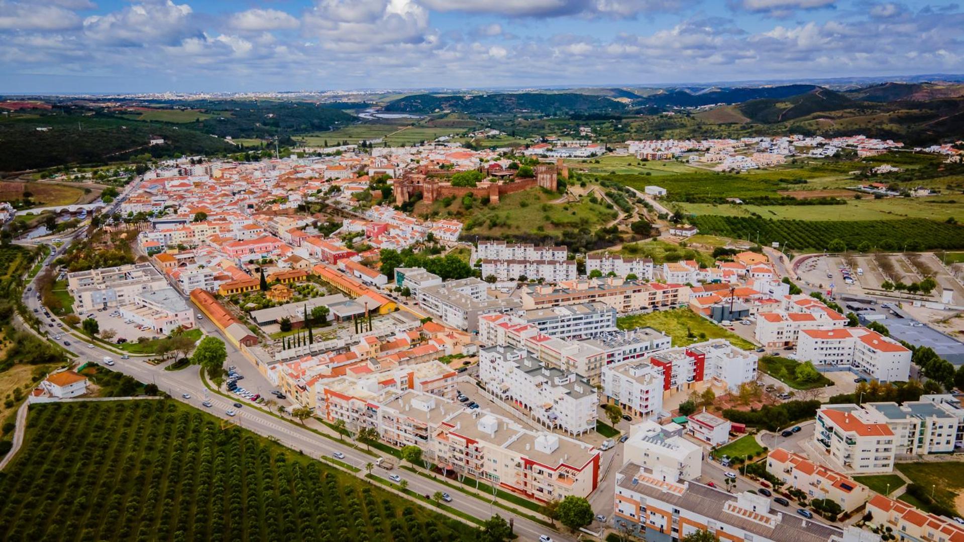 Spacious & Modern 3BDR Apartment in Algarve by LovelyStay view 4