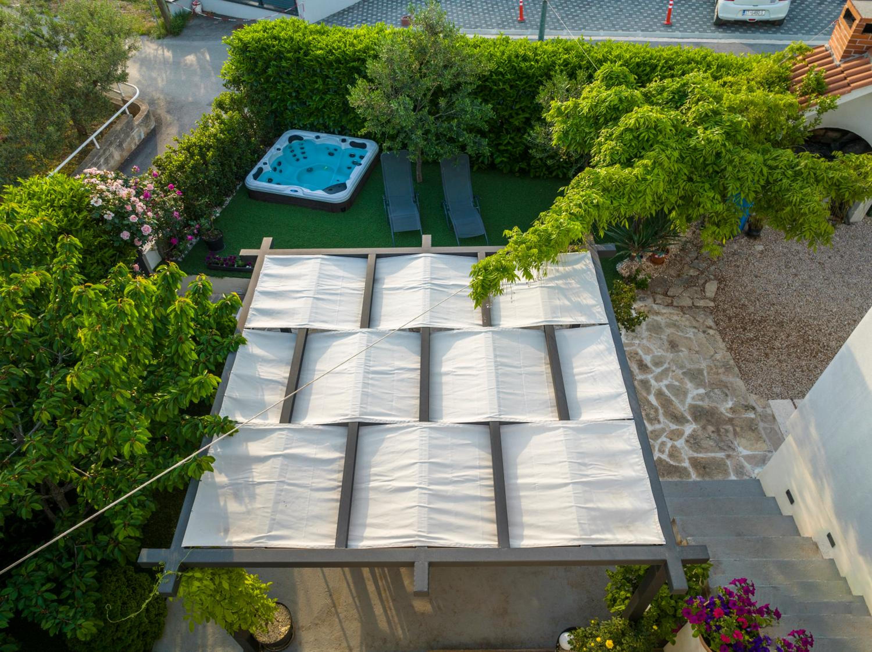 Modern apartment with an outdoor jacuzzi view 2