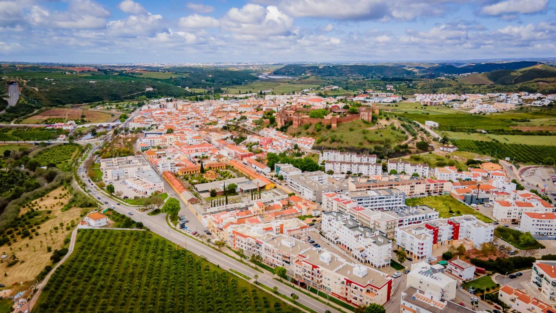 Spacious & Modern 3BDR Apartment in Algarve by LovelyStay view 5