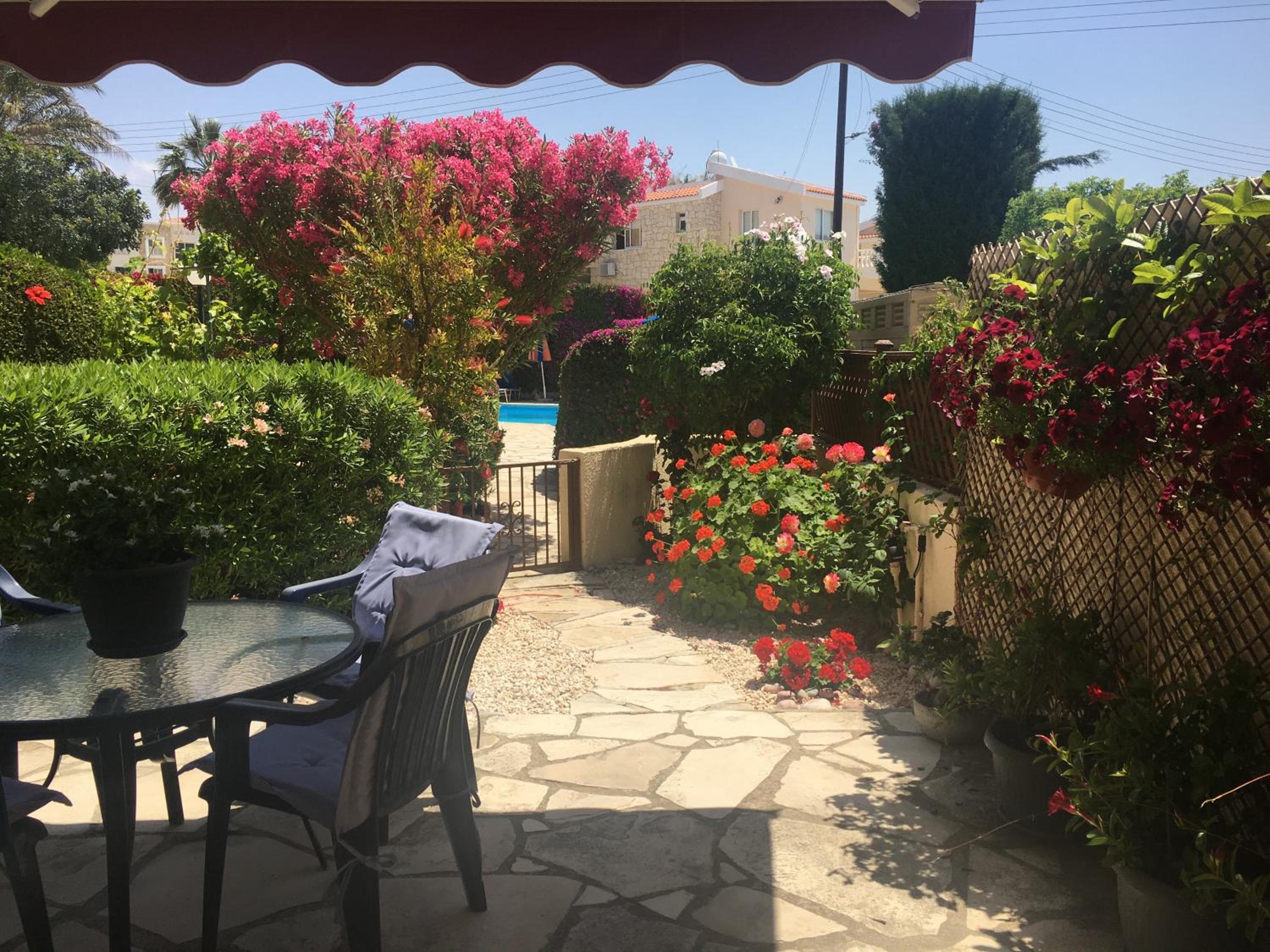 Eva Gardens corner house with stunning garden and huge swimming pool next to CORAL BAY