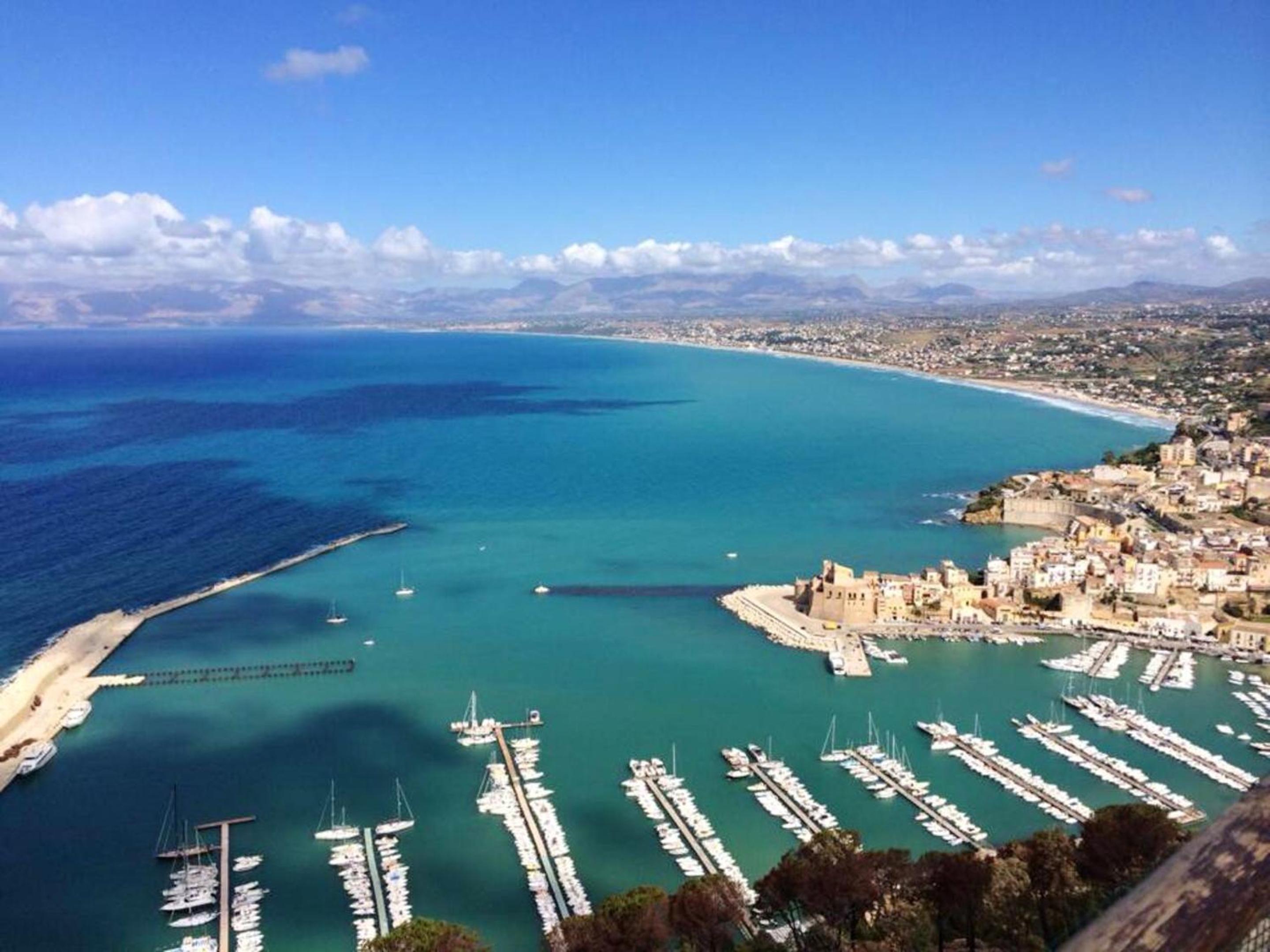 Spacious apartment with sea view in Castellammare del Golfo view 3