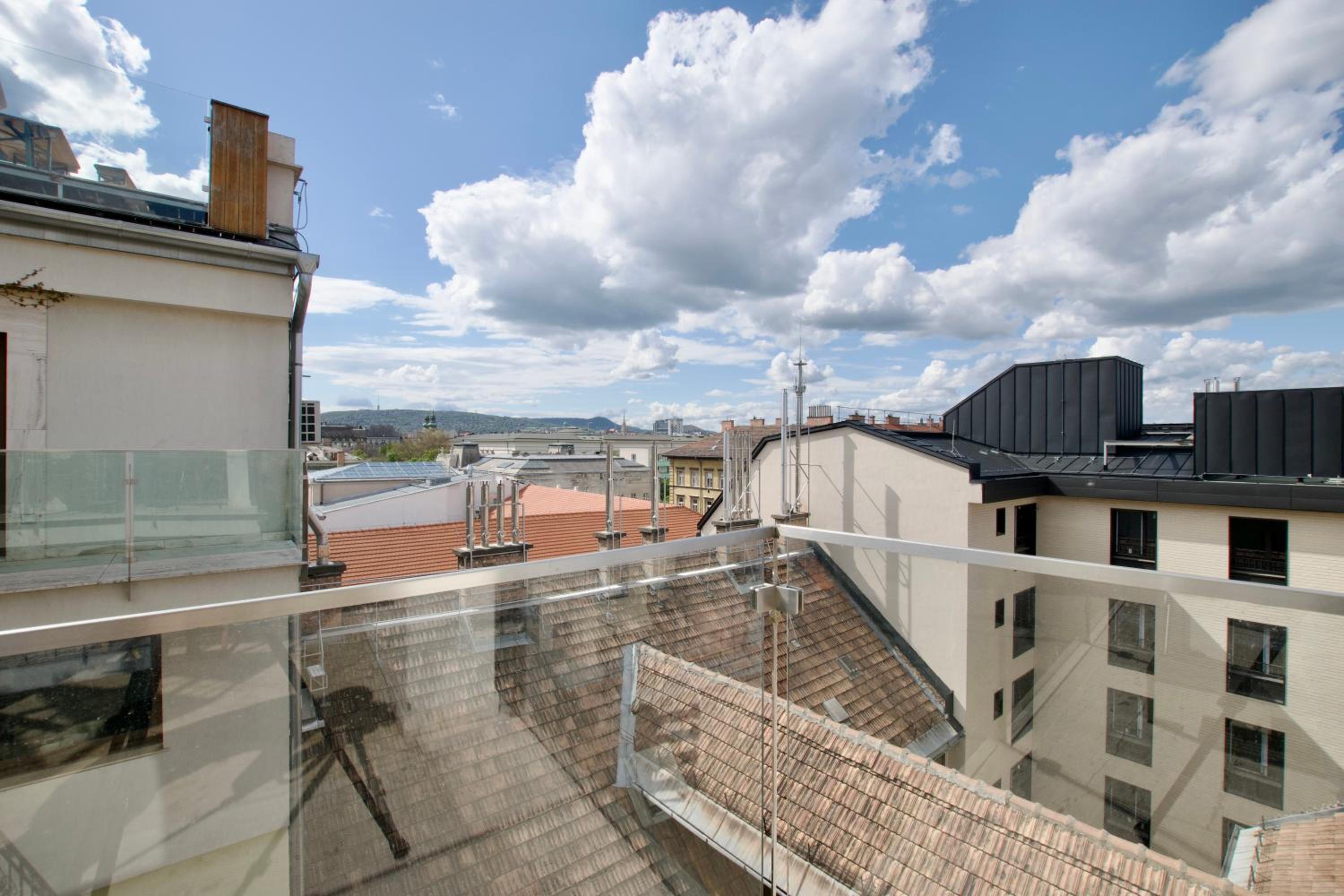 Penthouse Apartment by Hi5 - Cool district view 4