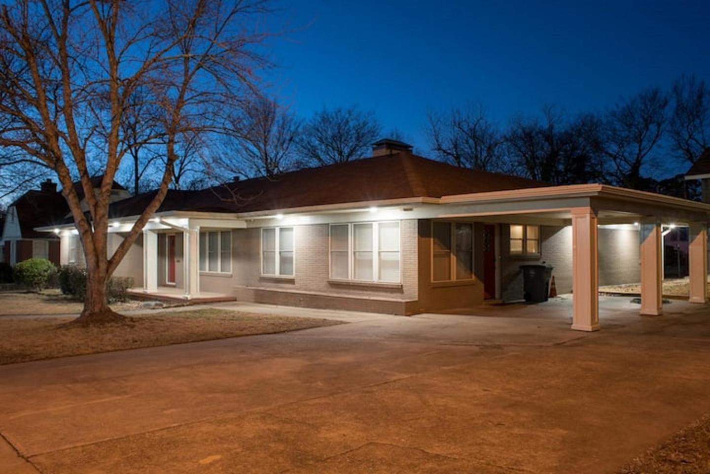 Hotel Oakwood Manor - Steps to Oaklawn, minutes to Downtown, Lakes, More - Image 1