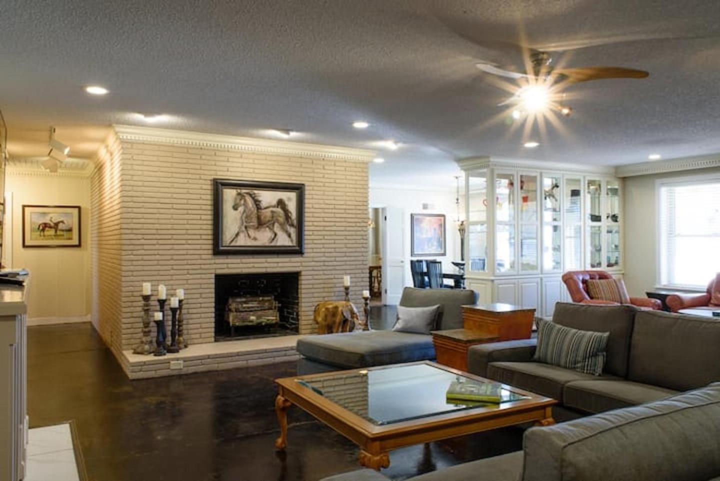Oakwood Manor - Steps to Oaklawn, minutes to Downtown, Lakes, More view 3