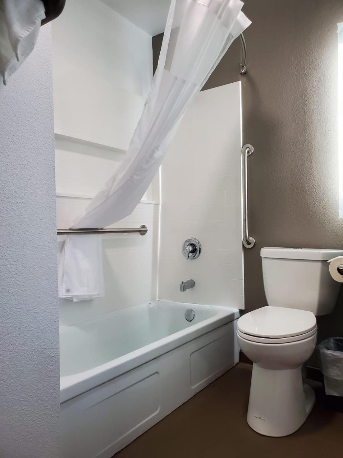 Seven Seas Inn & Suites