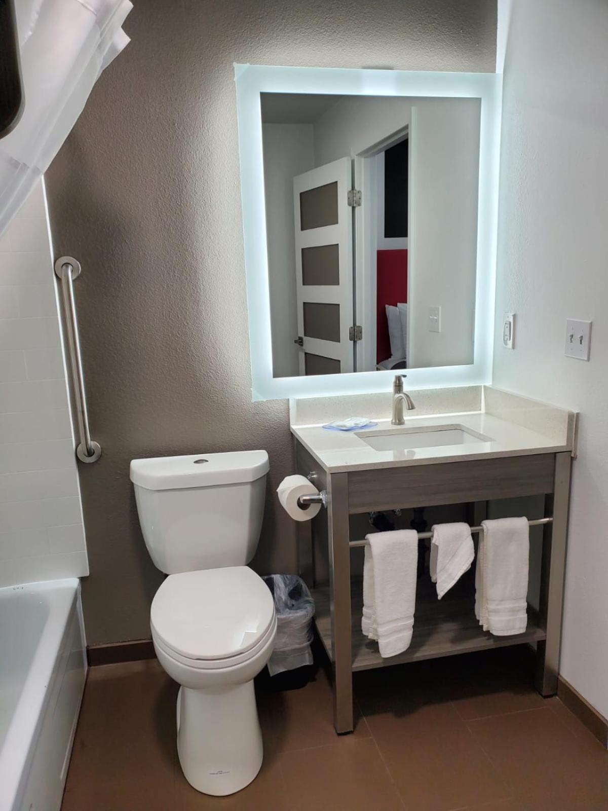 Seven Seas Inn & Suites