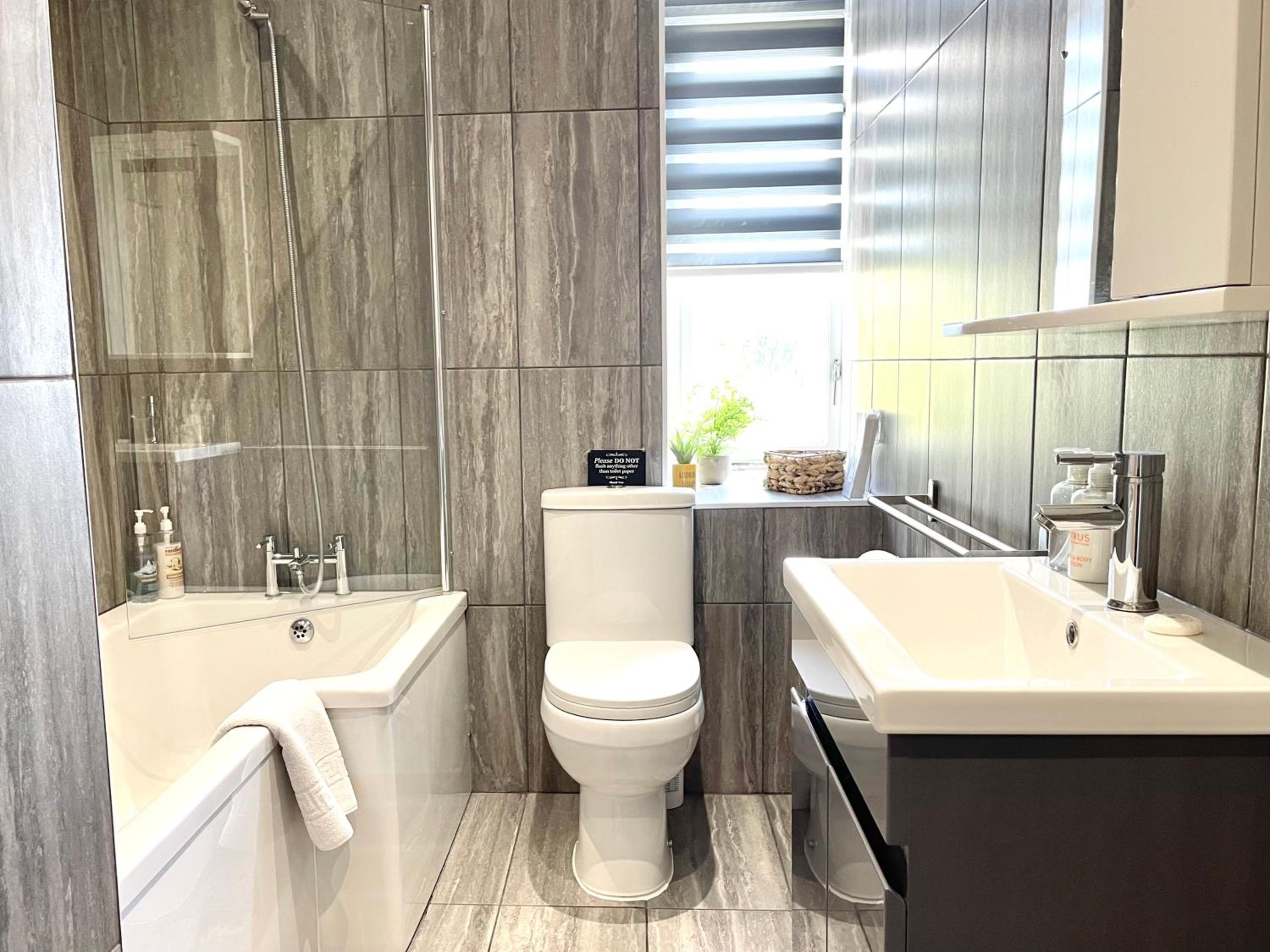 Modern Family Apartment FREE Parking and Gym by Beach view 5