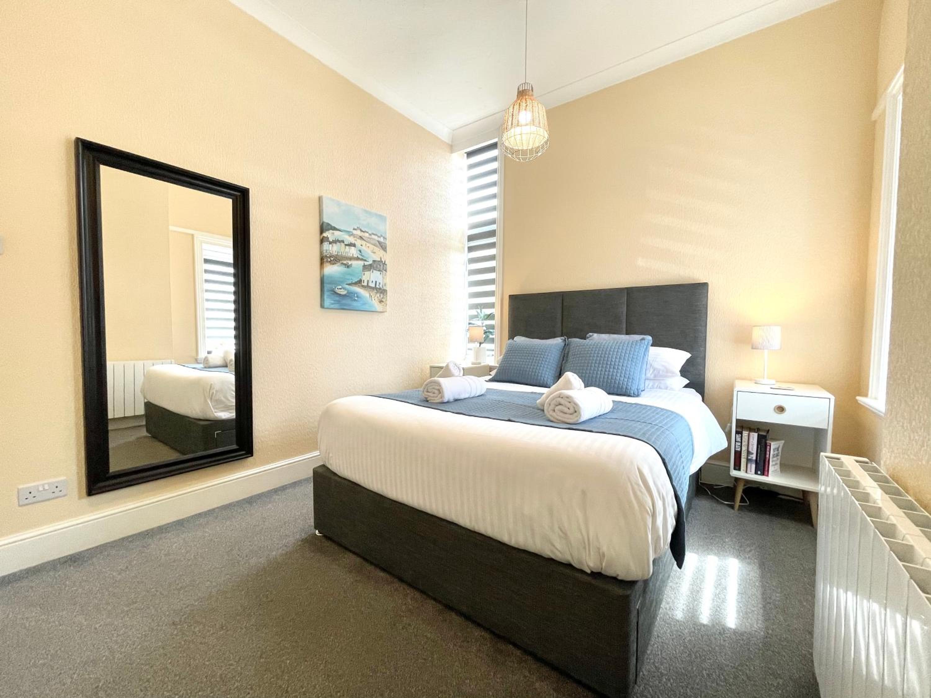 Modern Family Apartment FREE Parking and Gym by Beach view 4