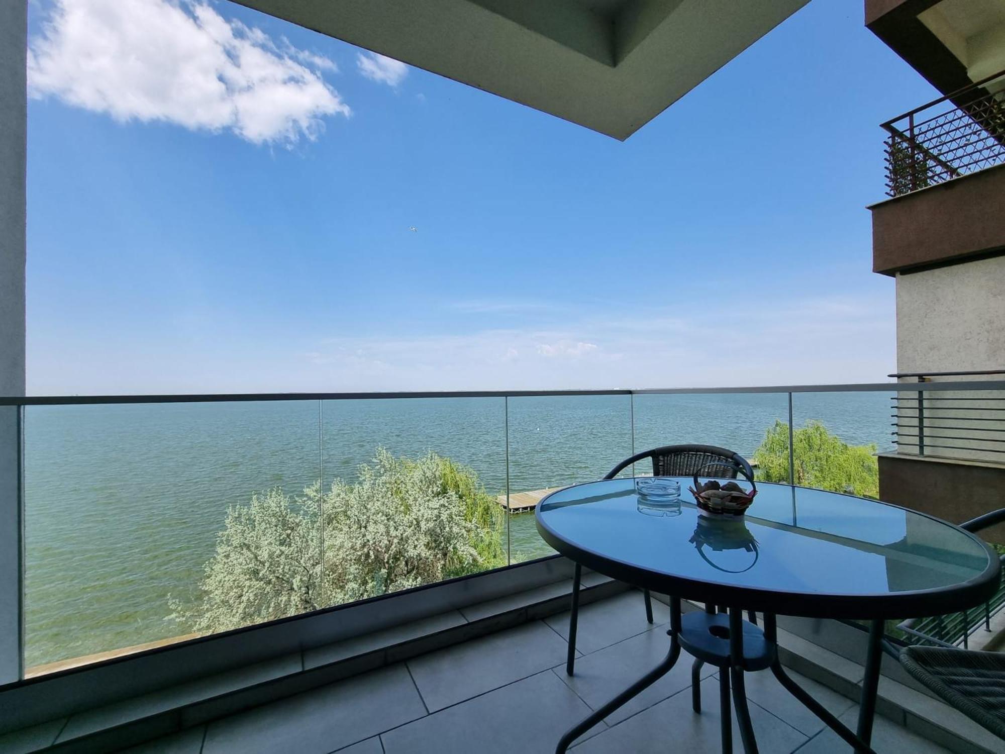 RoApart Riva Lake Studiouri si Apartamente 2-3 camere cu vedere lac -parcare privata view 2