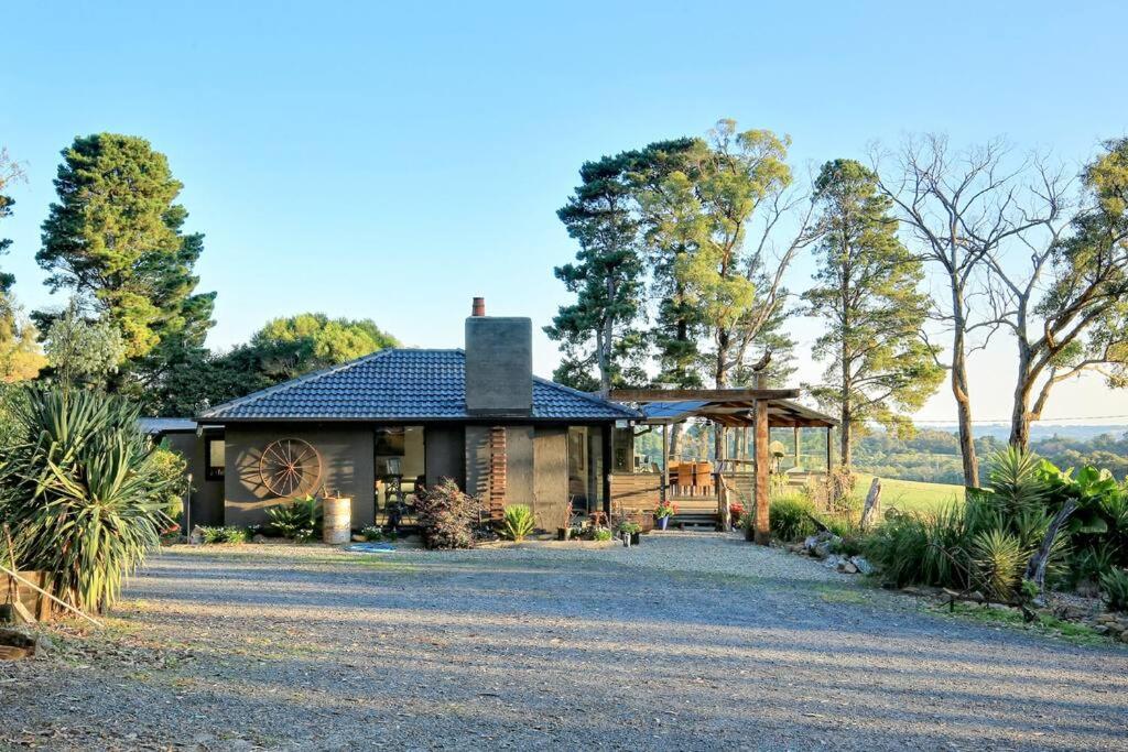 Gorgeous villa 10 acre of land view 2
