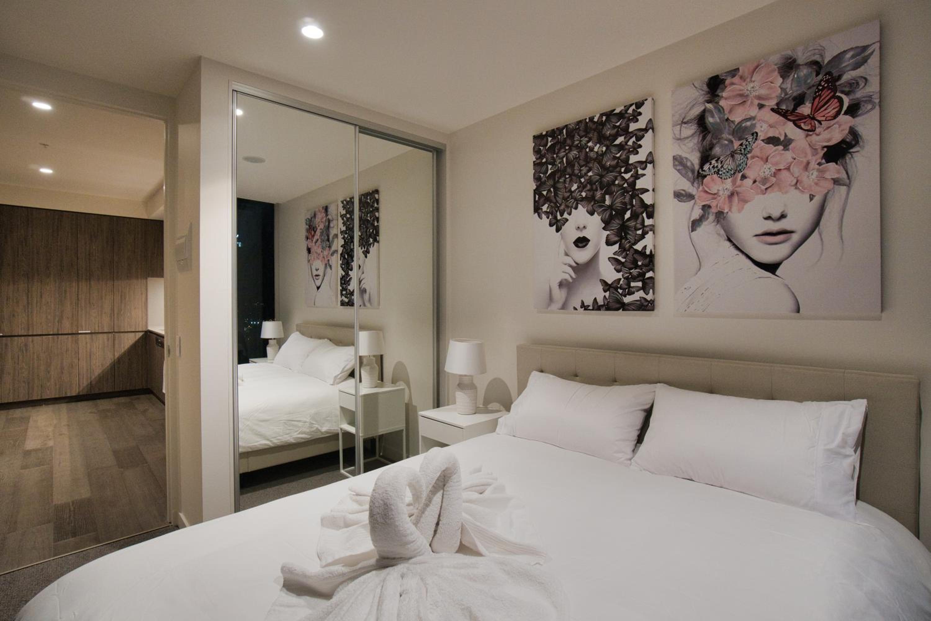 Queen Bed Luxury Parisian Paradise with Amazing City Views & Gym view 4