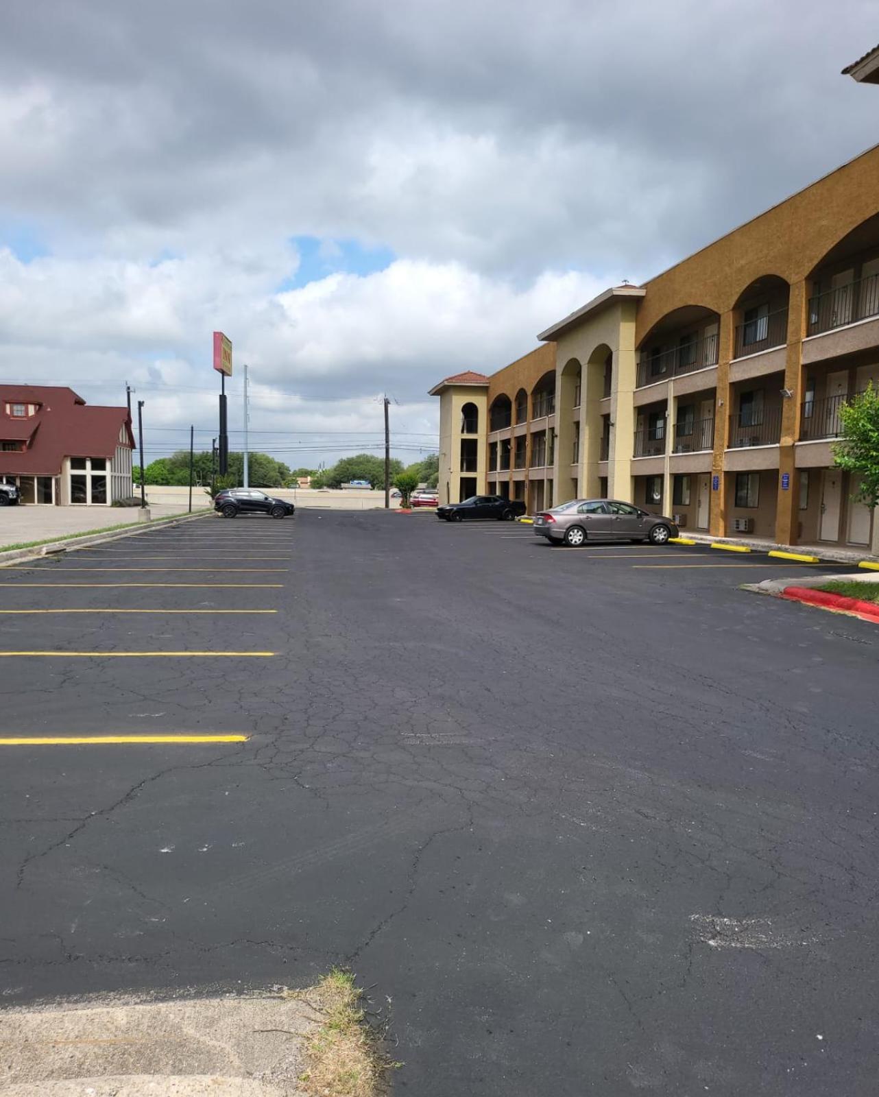 Hallmark Inn and Suites, Photo 12