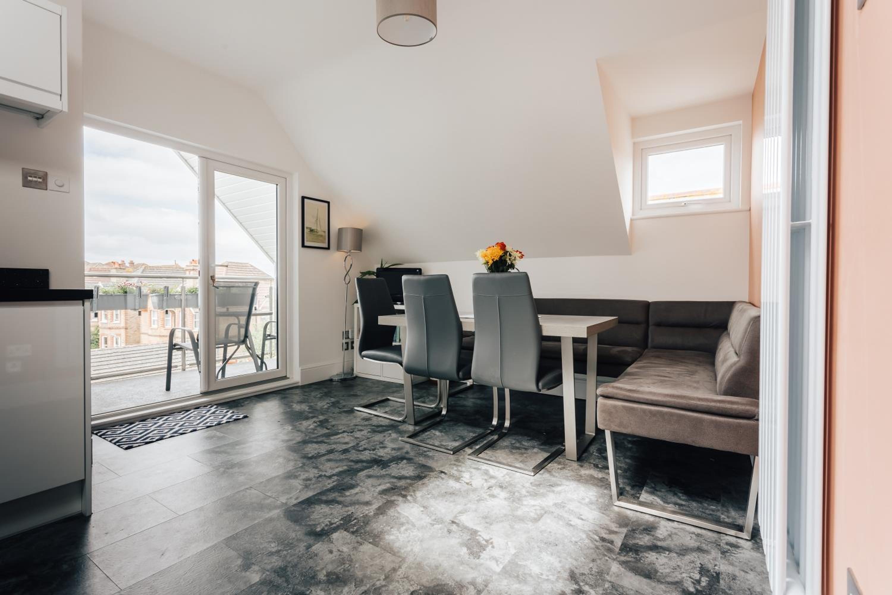 Private Two Bedroom Residence in Southbourne - Private Parking - Off the High Street - Minutes Away from the Beach