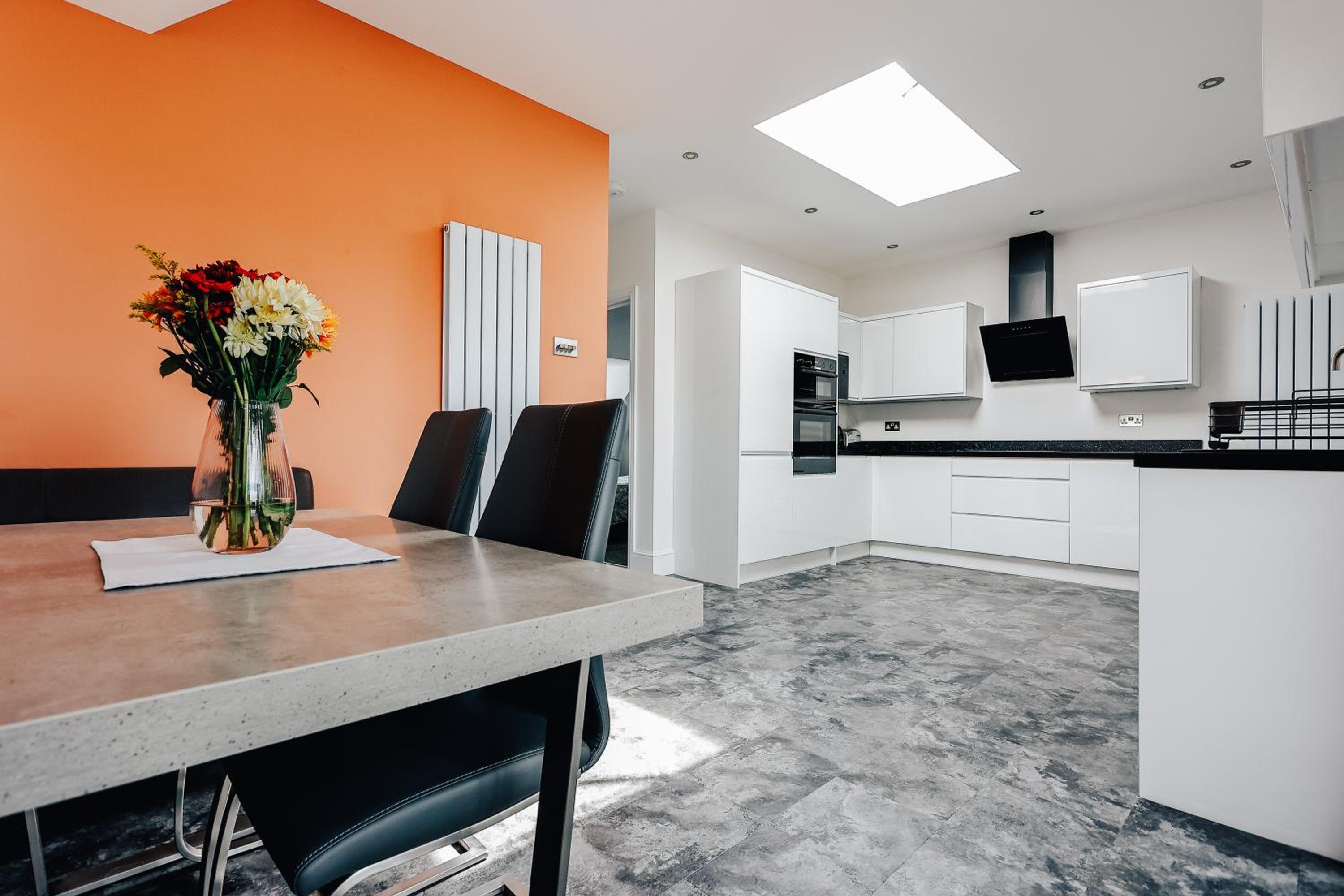 Private Two Bedroom Residence in Southbourne - Private Parking - Off the High Street - Minutes Away from the Beach