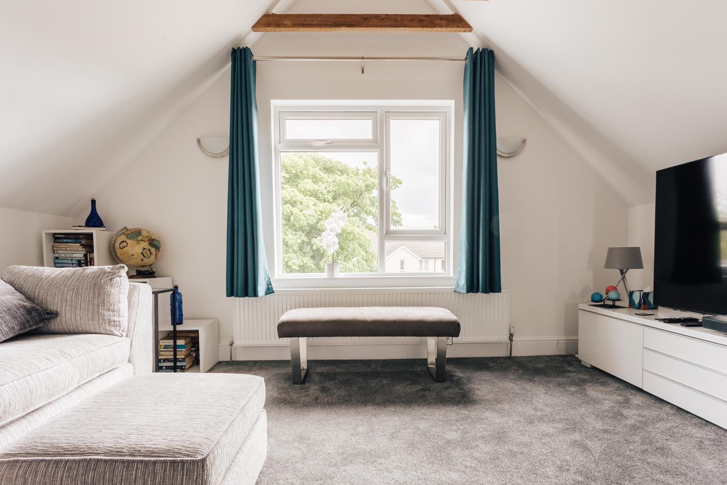 Private Two Bedroom Residence in Southbourne - Private Parking - Off the High Street - Minutes Away from the Beach
