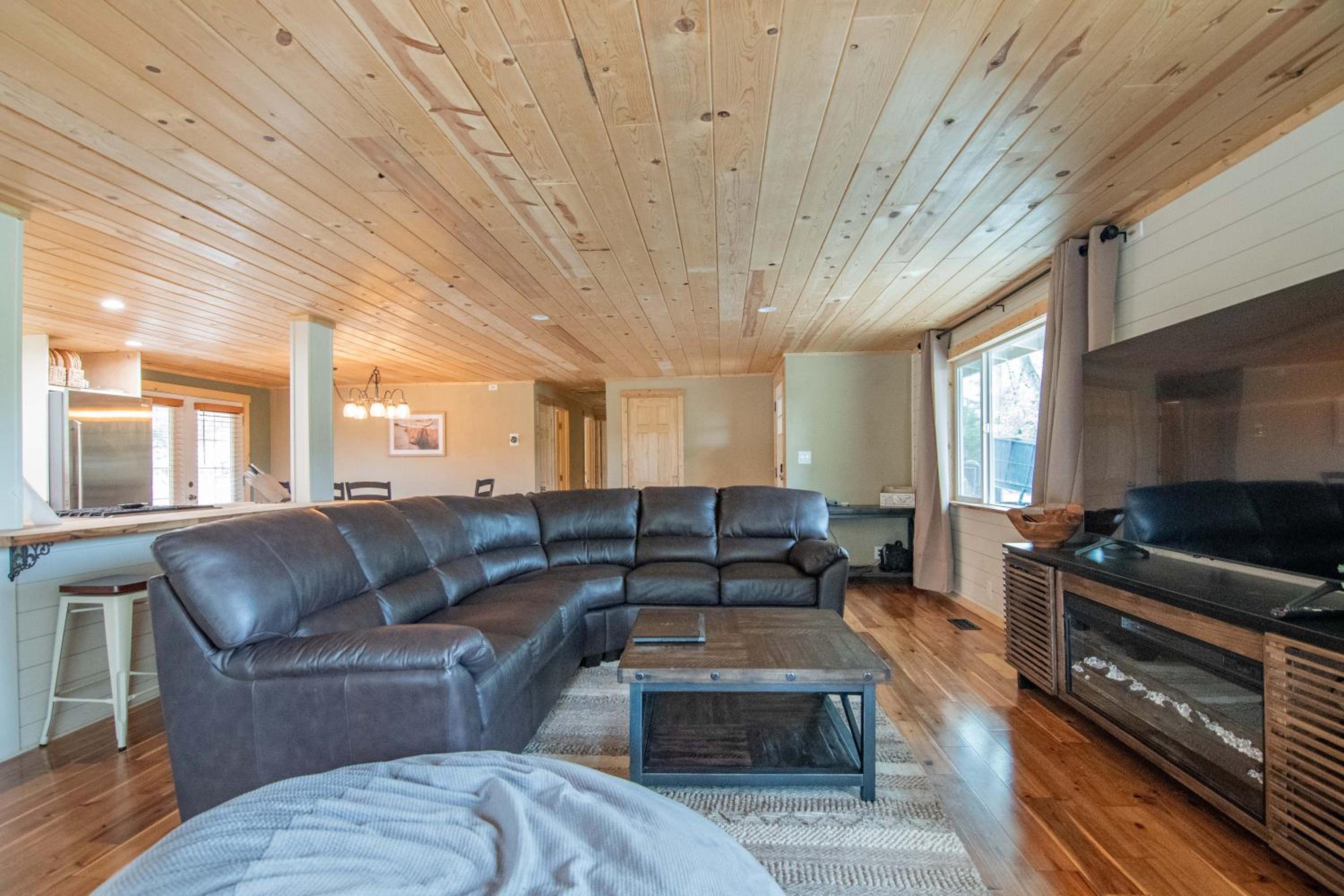 Country home on 2 acres view 4