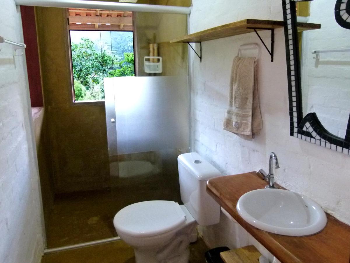 Casa ecológica na montanha com vista para o vale