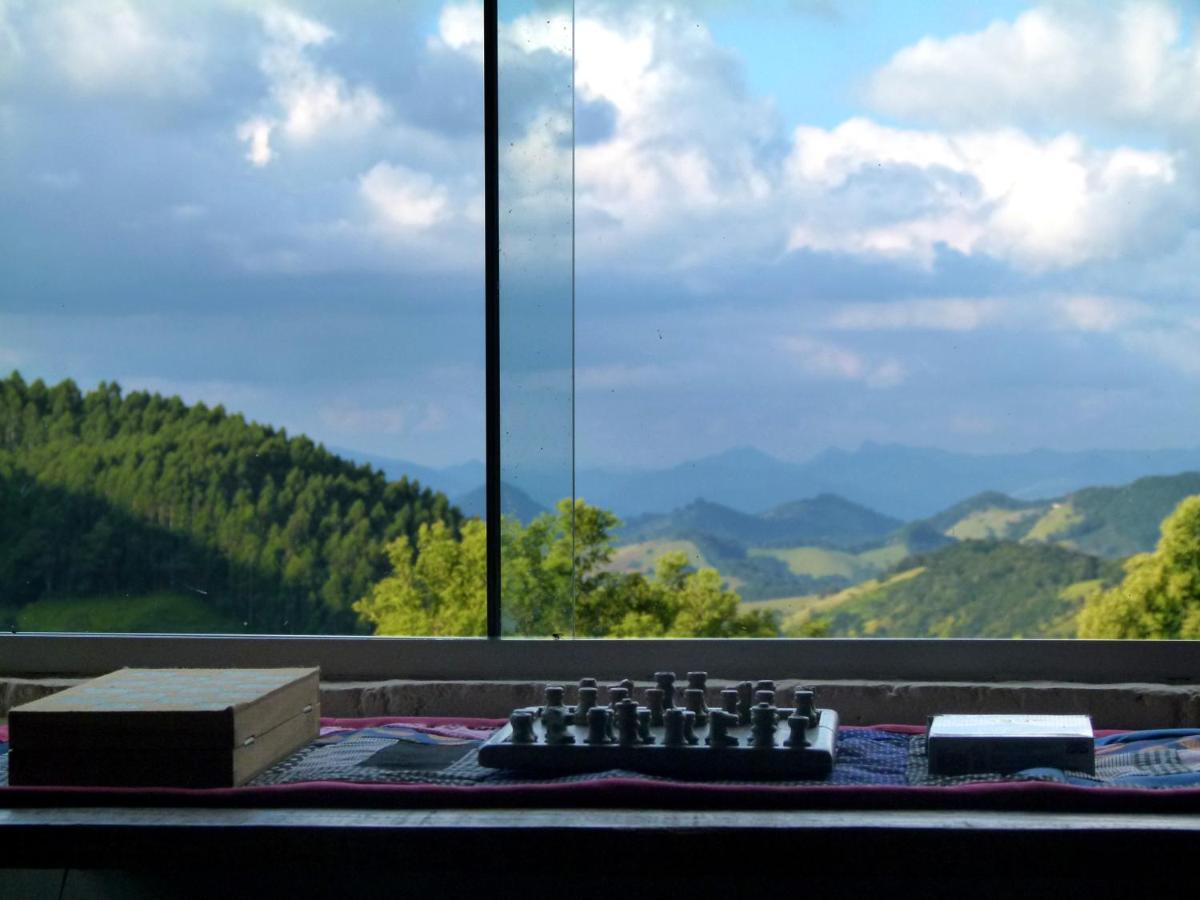 Casa ecológica na montanha com vista para o vale