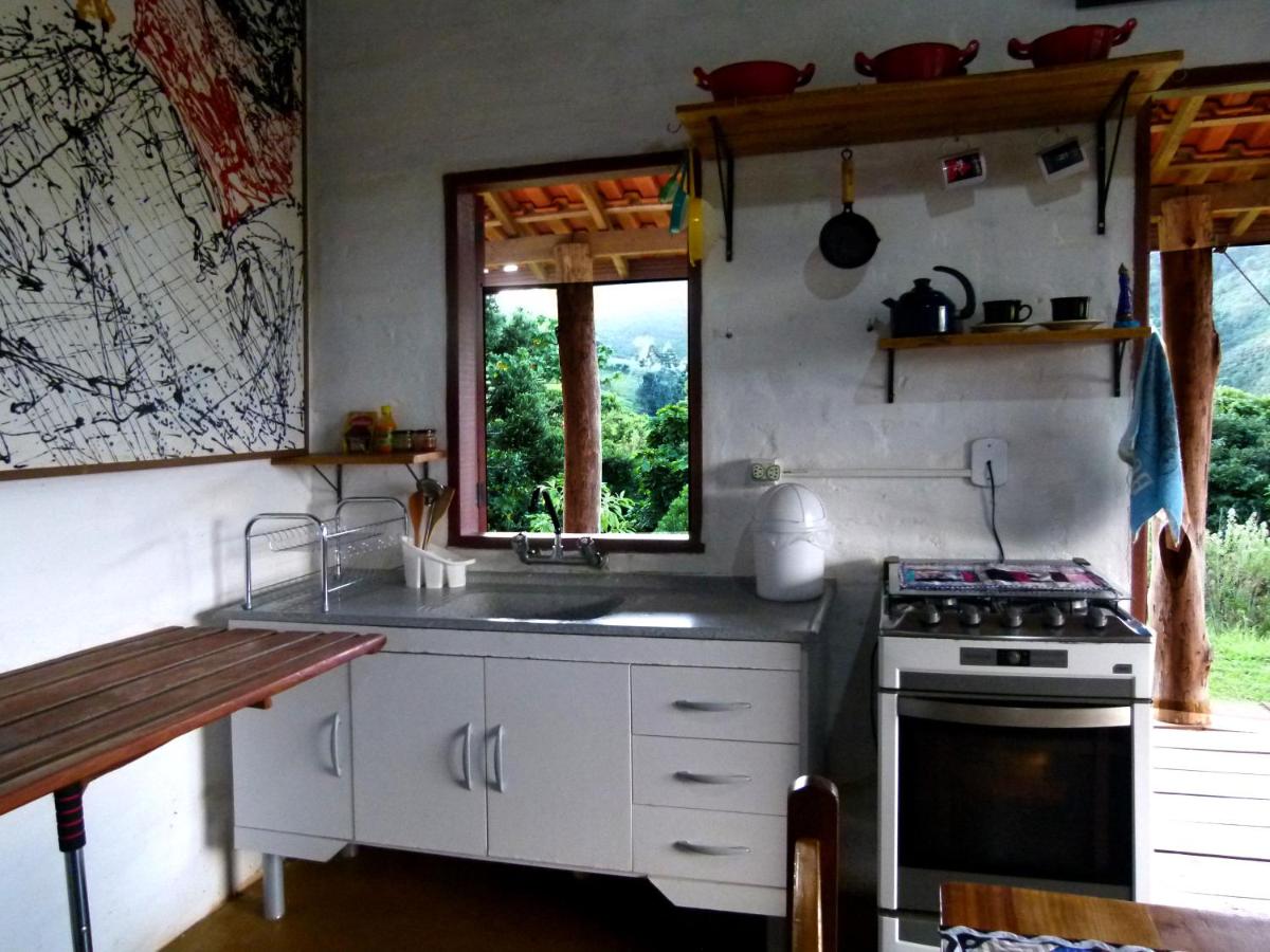 Casa ecológica na montanha com vista para o vale