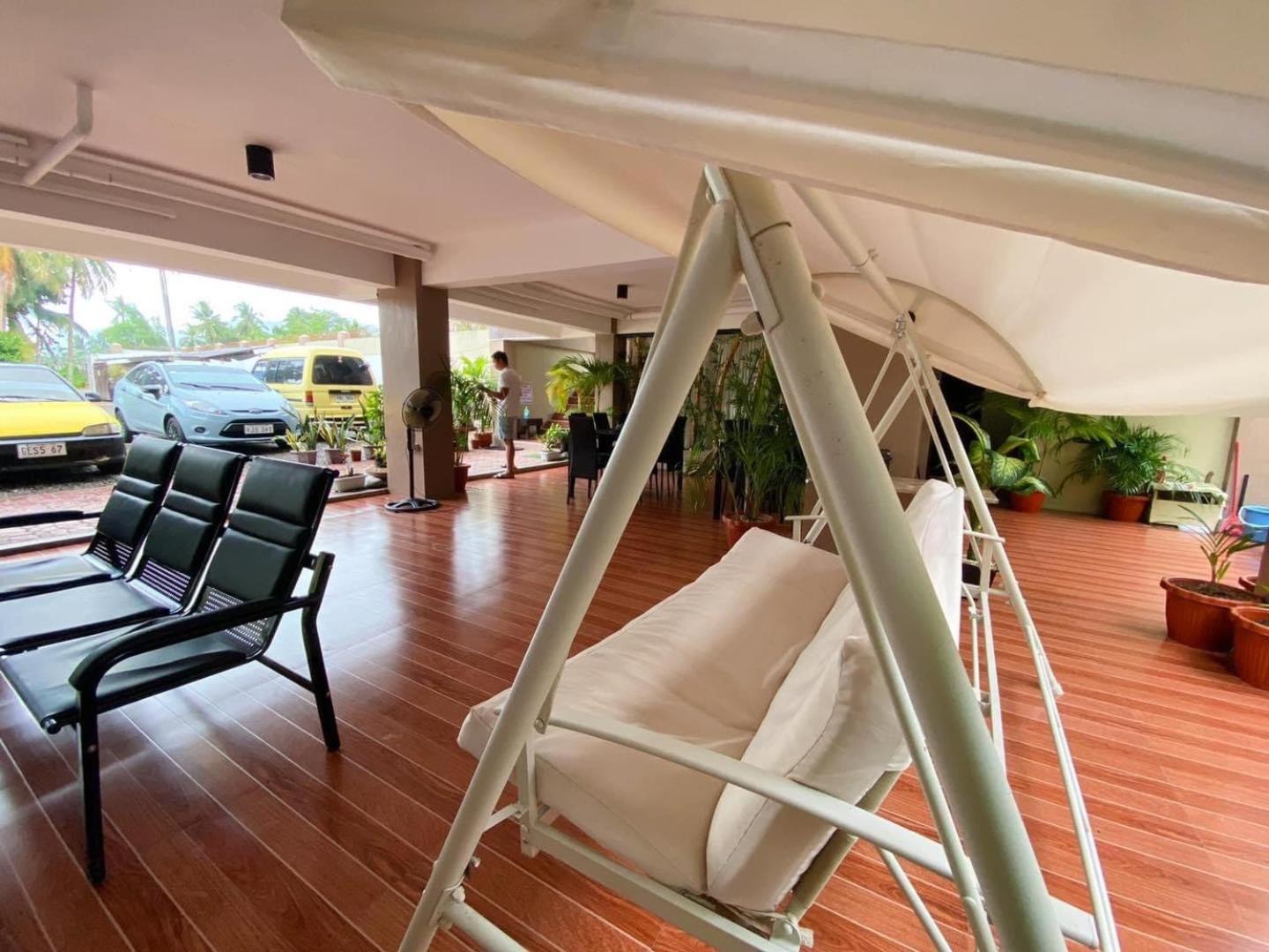 Red Palm Inn balcony room with Netflix view 5