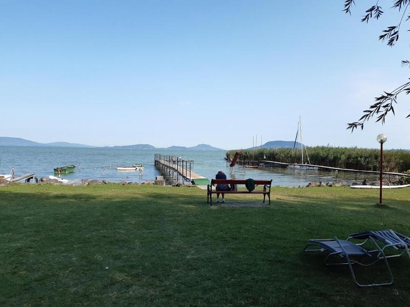 Vízparti gyermekbarát teljesen felújított Apartman, őrzött, saját strand, parkoló, étterem view 2