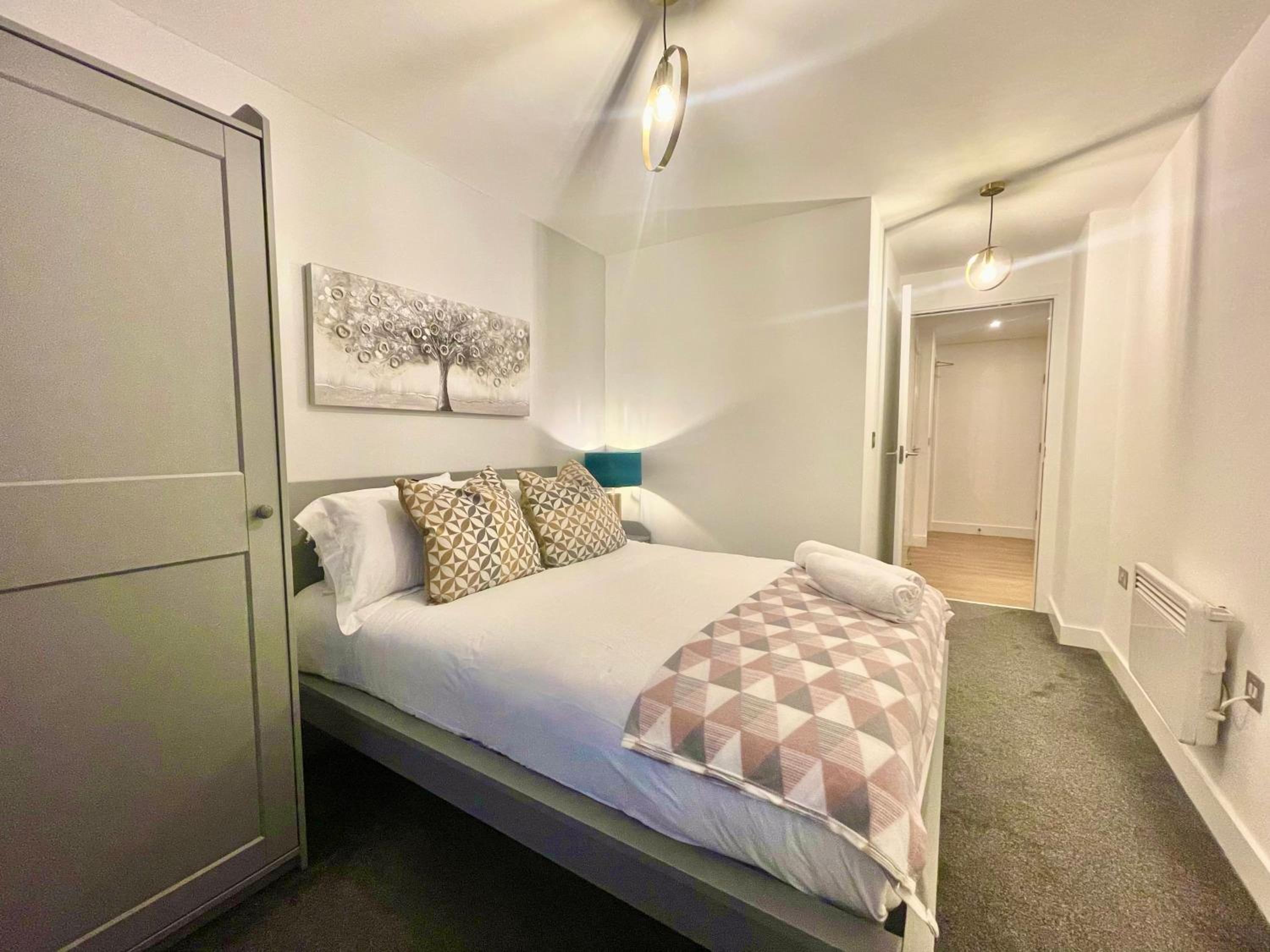 Chic Leeds City Apartment, Free Parking, Balcony view 3
