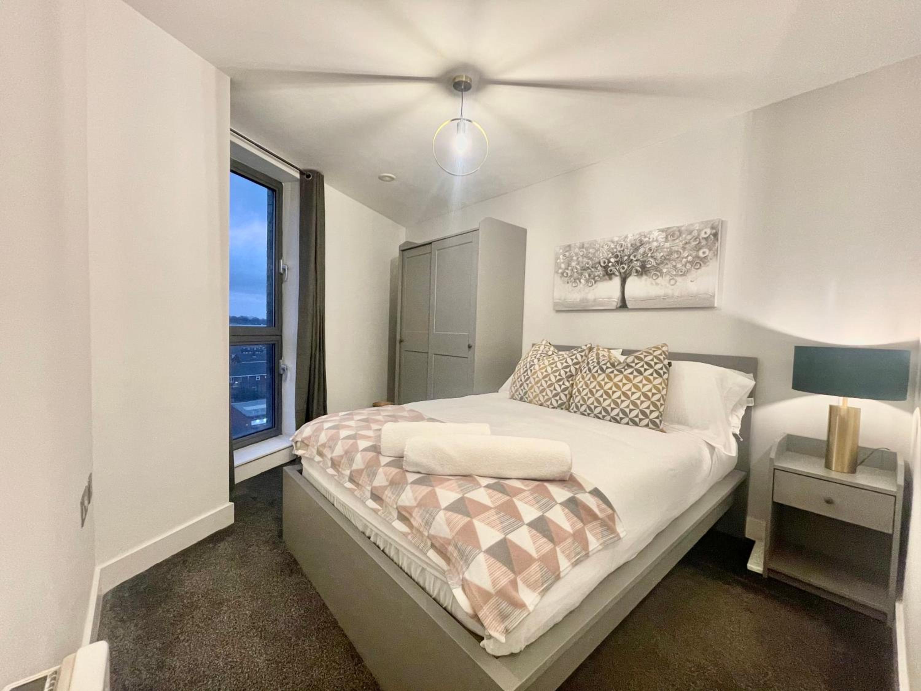 Chic Leeds City Apartment, Free Parking, Balcony view 4