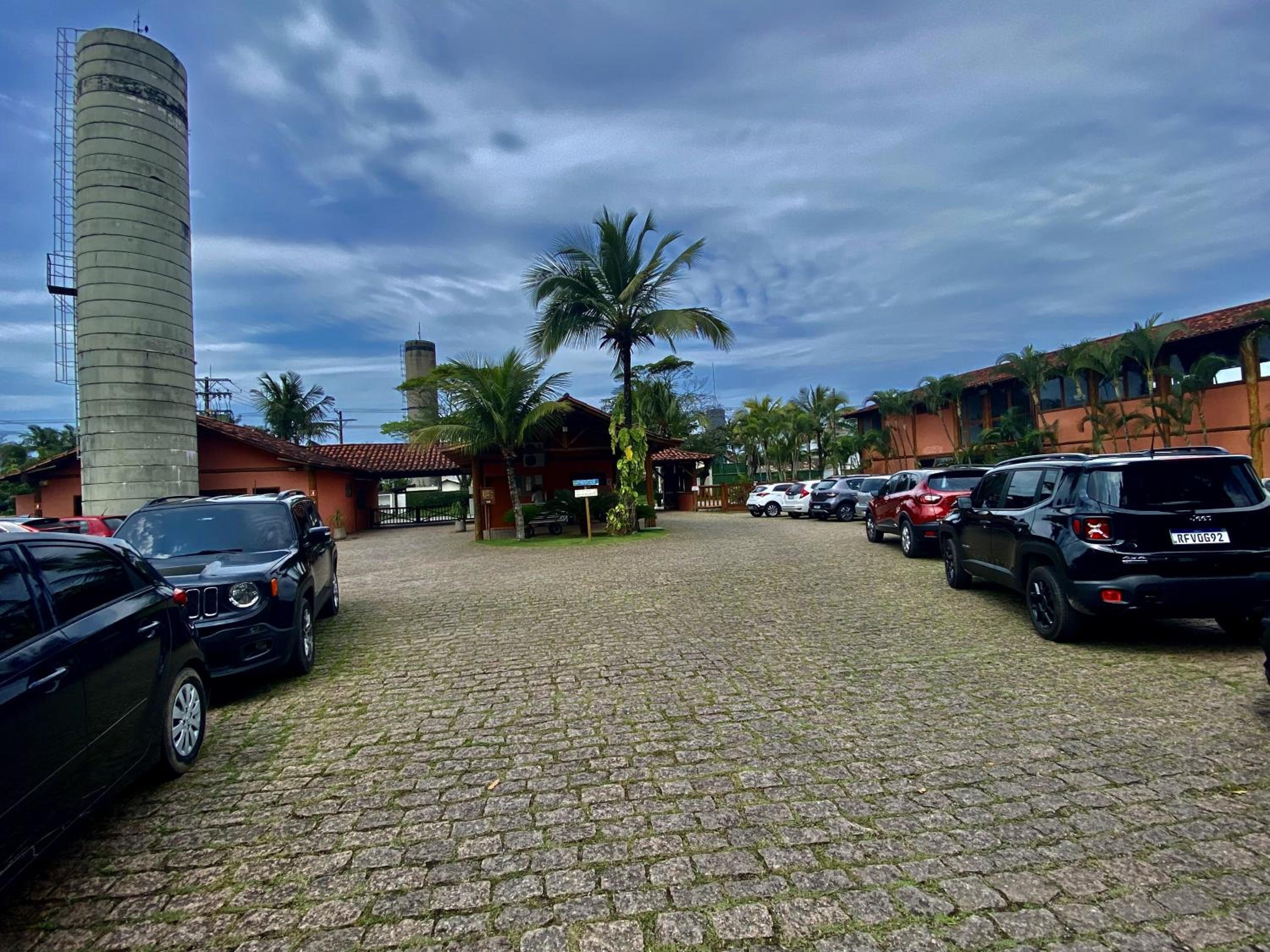 Maresias, Chalé H29 em condomínio dentro da Mata Atlântica e de frente a Entrada 18 da praia