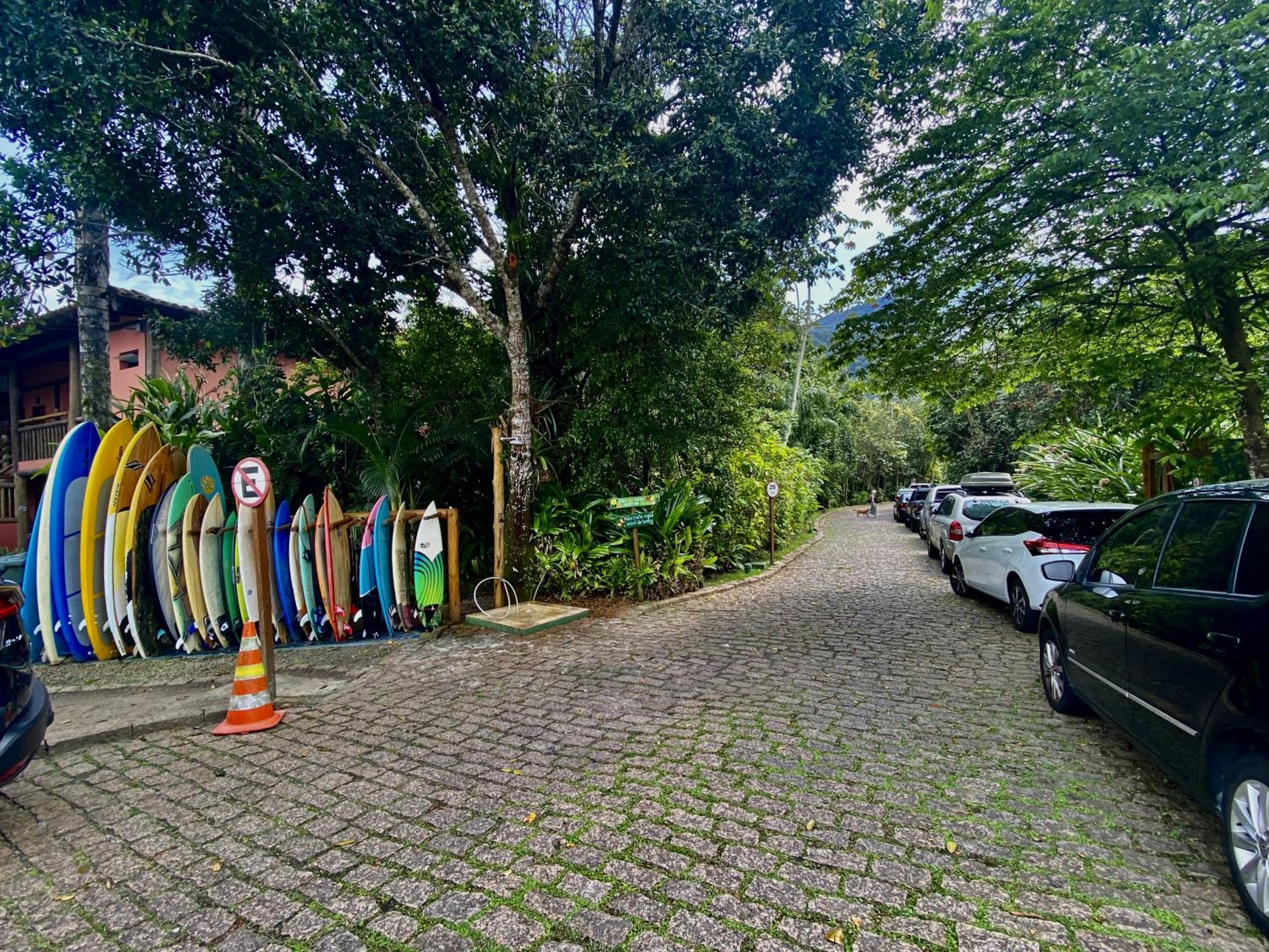 Maresias, Chalé H29 em condomínio dentro da Mata Atlântica e de frente a Entrada 18 da praia