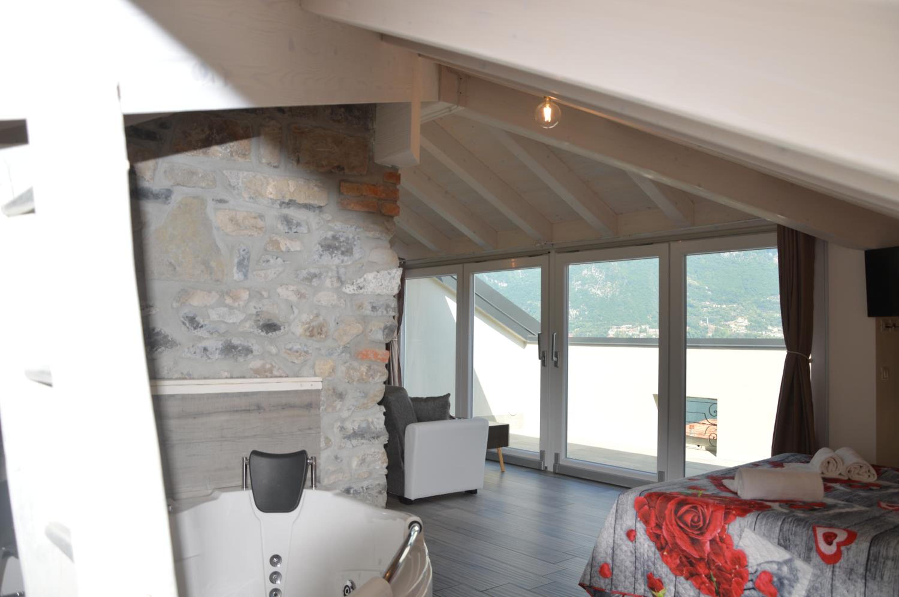 White suite - Jacuzzi, Swimming pool & Lake view view 5