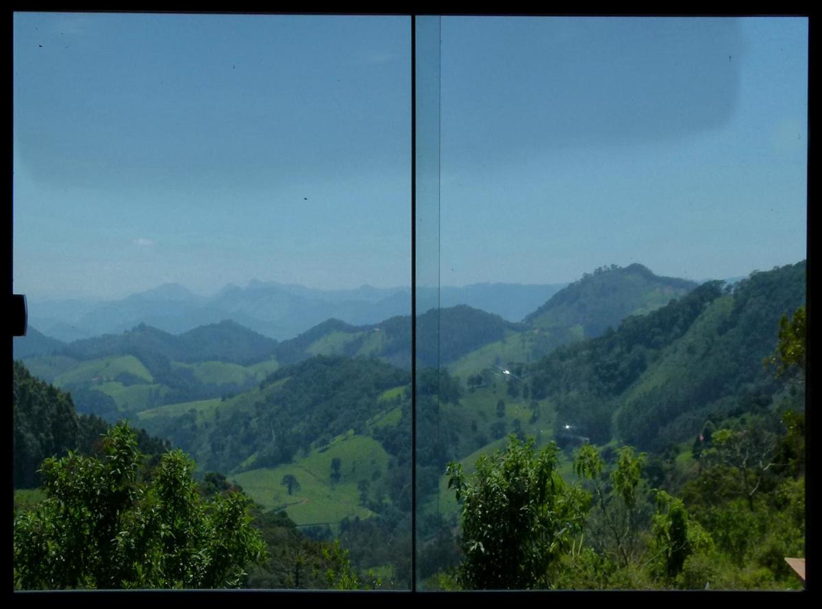 Casa ecológica na montanha com vista para o vale