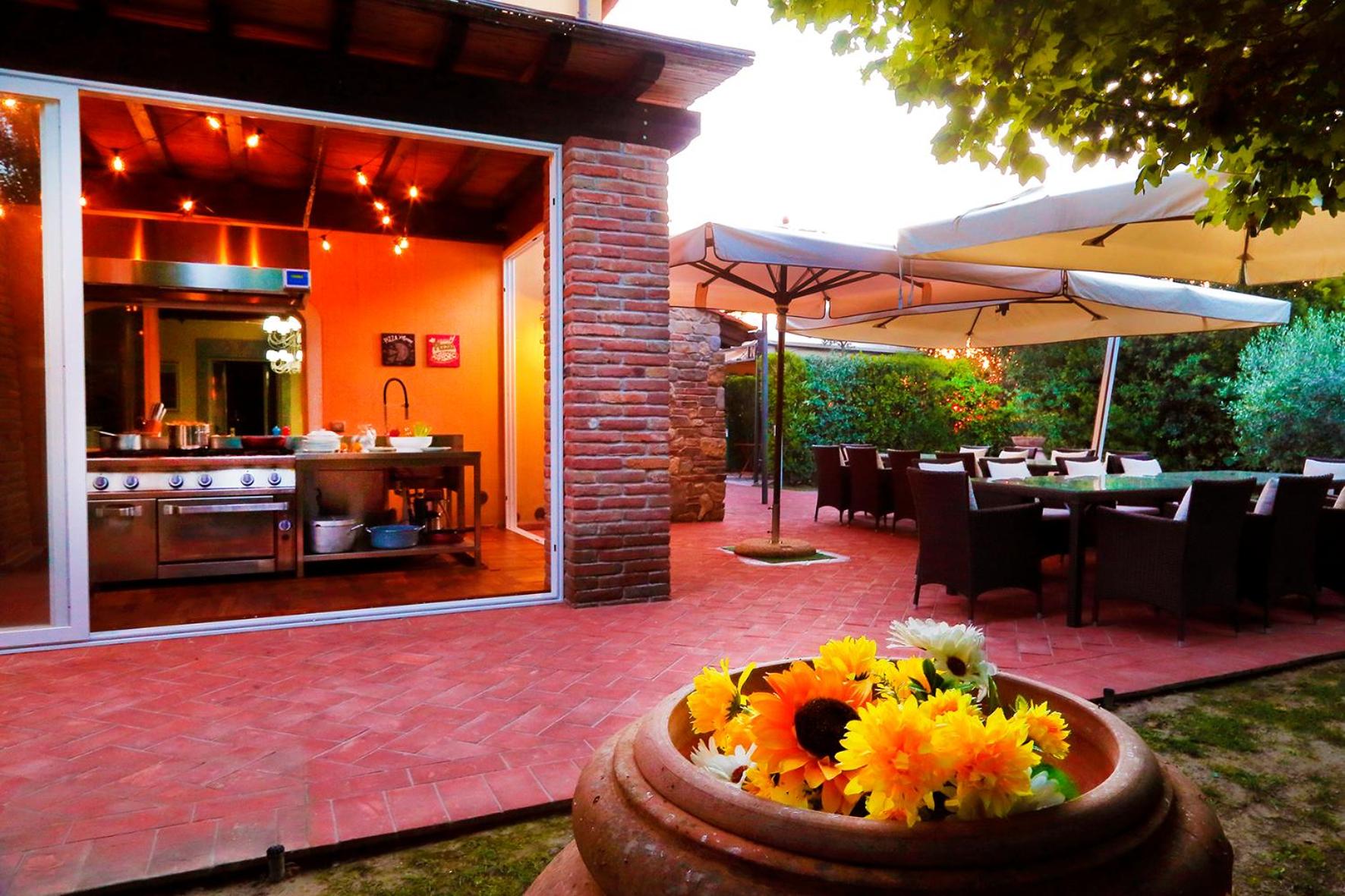 Luxury Villa in Tuscany with Pool near Pisa and Florence - Ten Bedrooms 20 pl