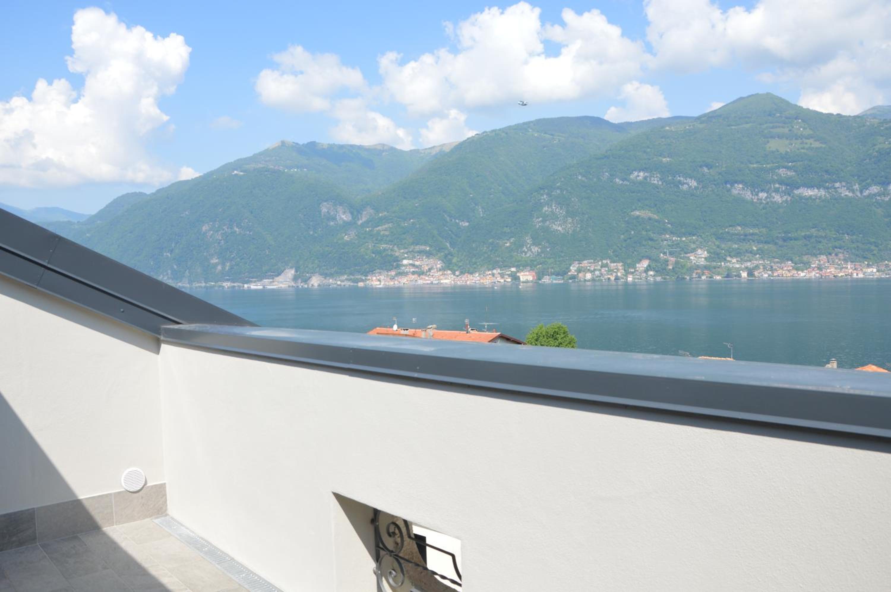 White suite - Jacuzzi, Swimming pool & Lake view view 4