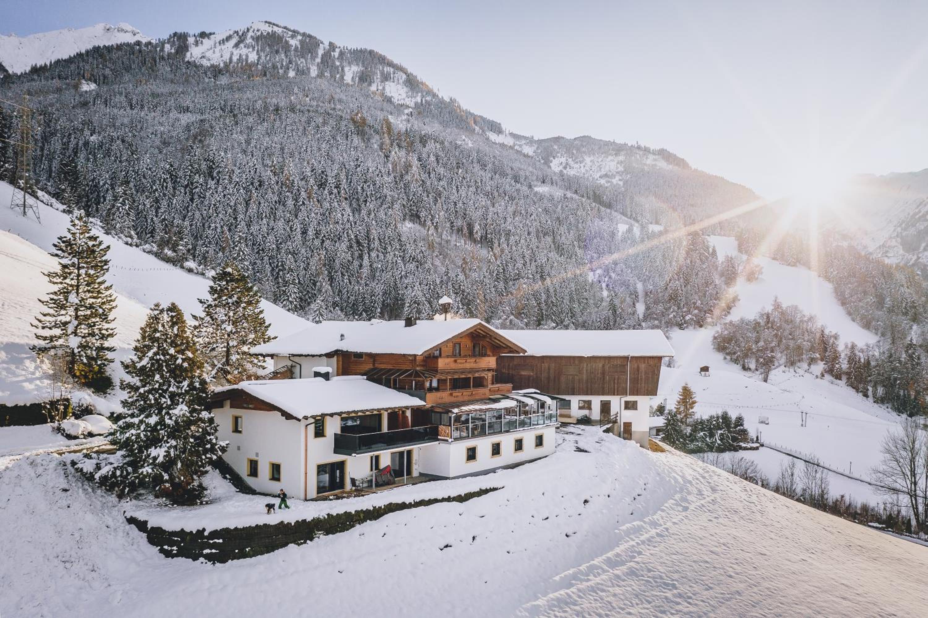 Panorama Hotel Guggenbichl - inkl Sommerkarte, einmaliger Eintritt ins Tauern Spa & bester Ausblick über Kaprun