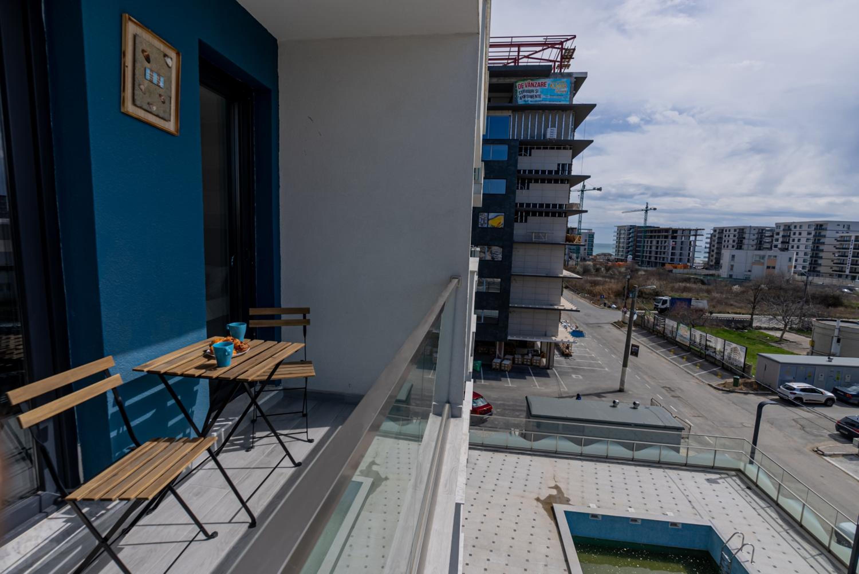 Mamaia Nord Nest Deluxe - pool n playground view 5