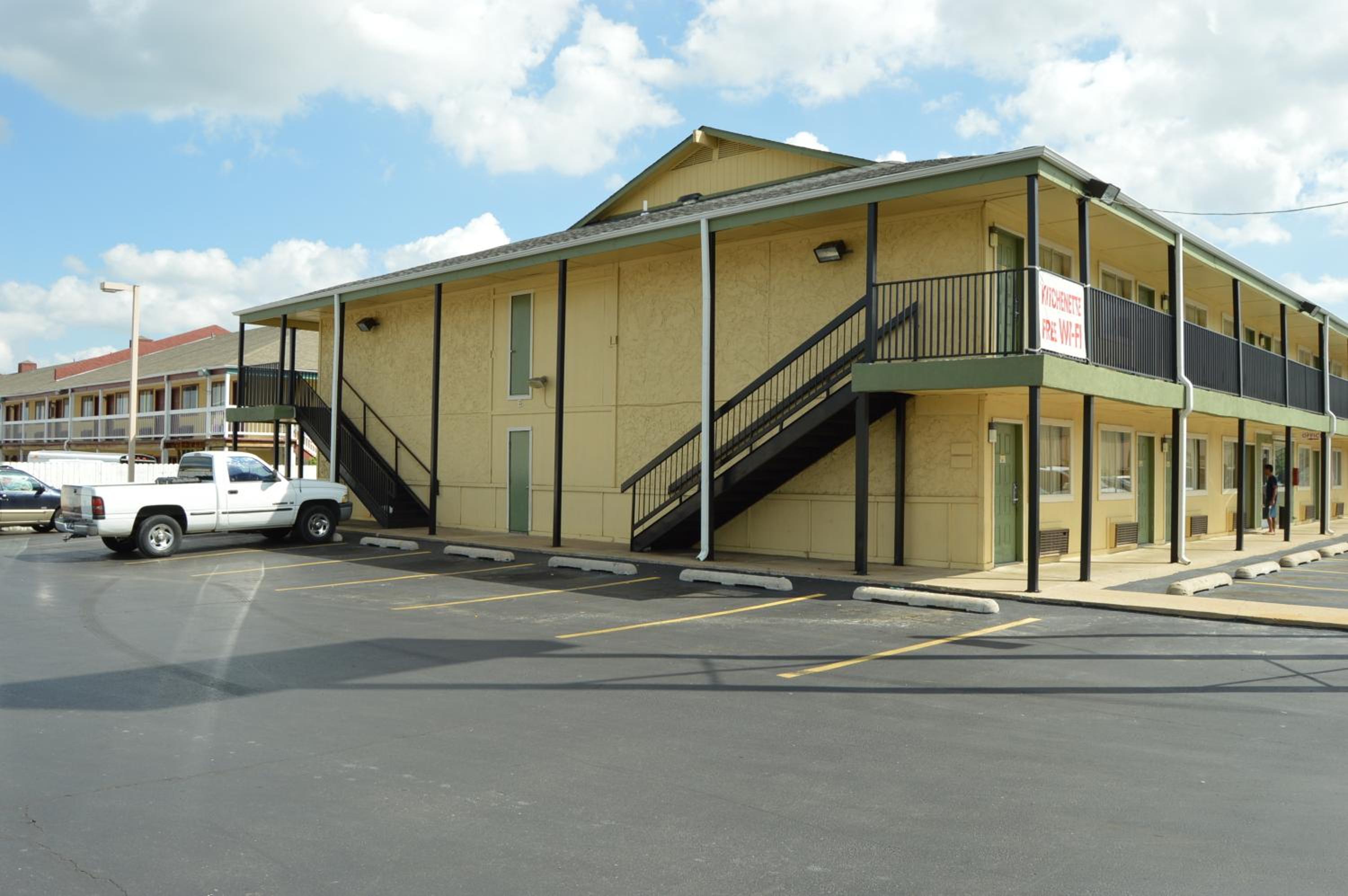 Delux Inn Tulsa view 5