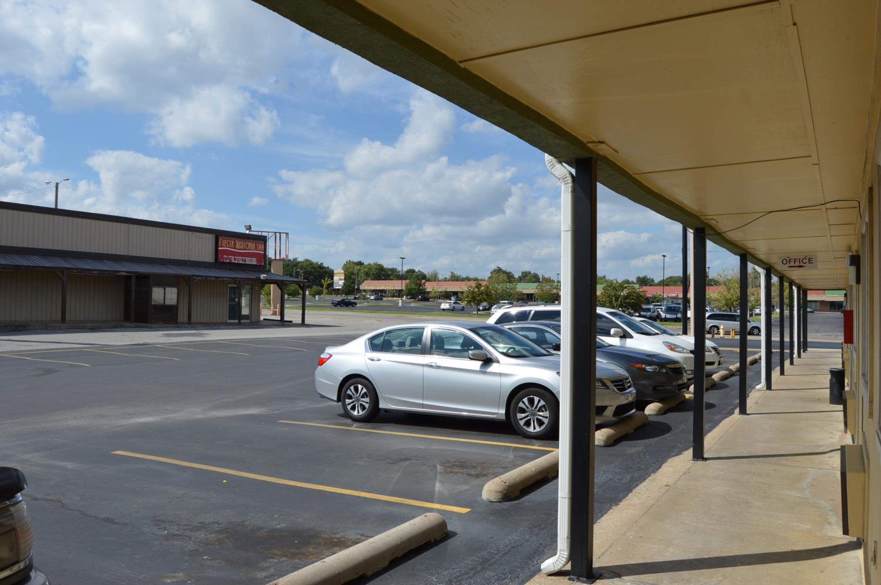 Delux Inn Tulsa view 4