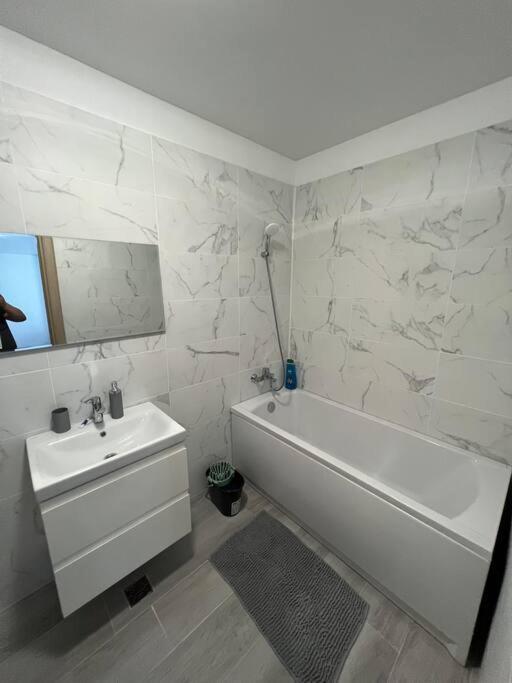 Maya Apartment Nord10 by Alezzi Parking&Pool view 4