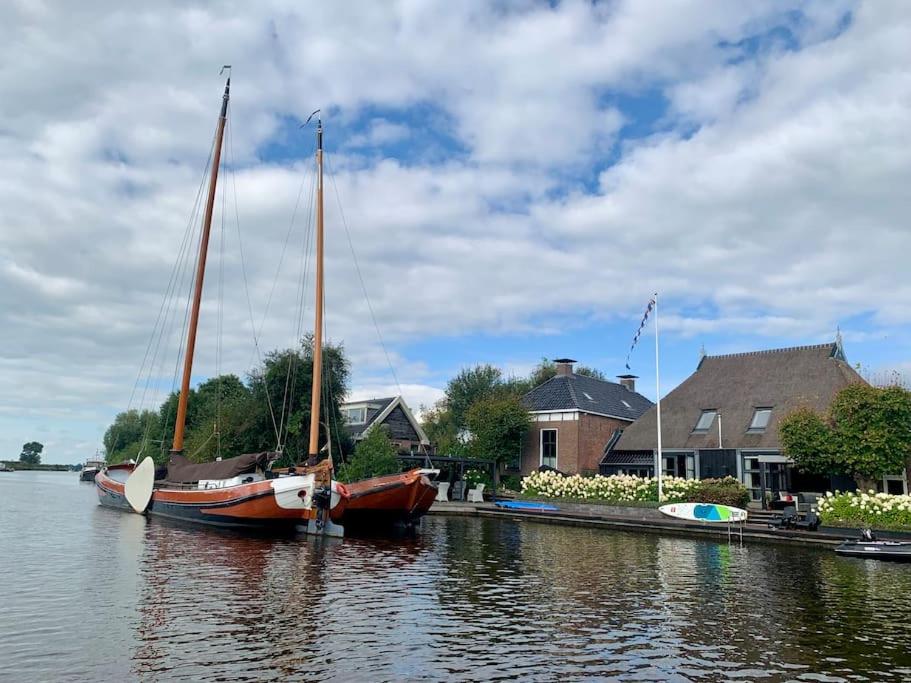 PUUR Eastermar - monumentaal, authentiek en luxe koetshuis aan open vaarwater met jacuzzi en sauna