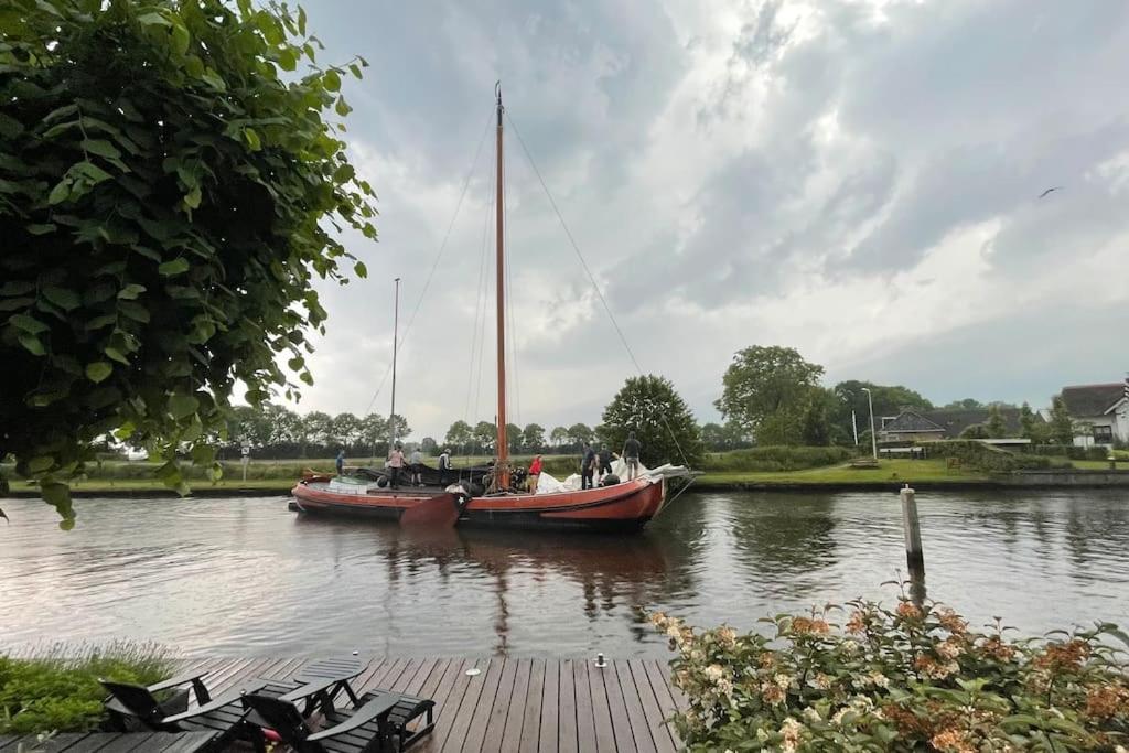 PUUR Eastermar - monumentaal, authentiek en luxe koetshuis aan open vaarwater met jacuzzi en sauna