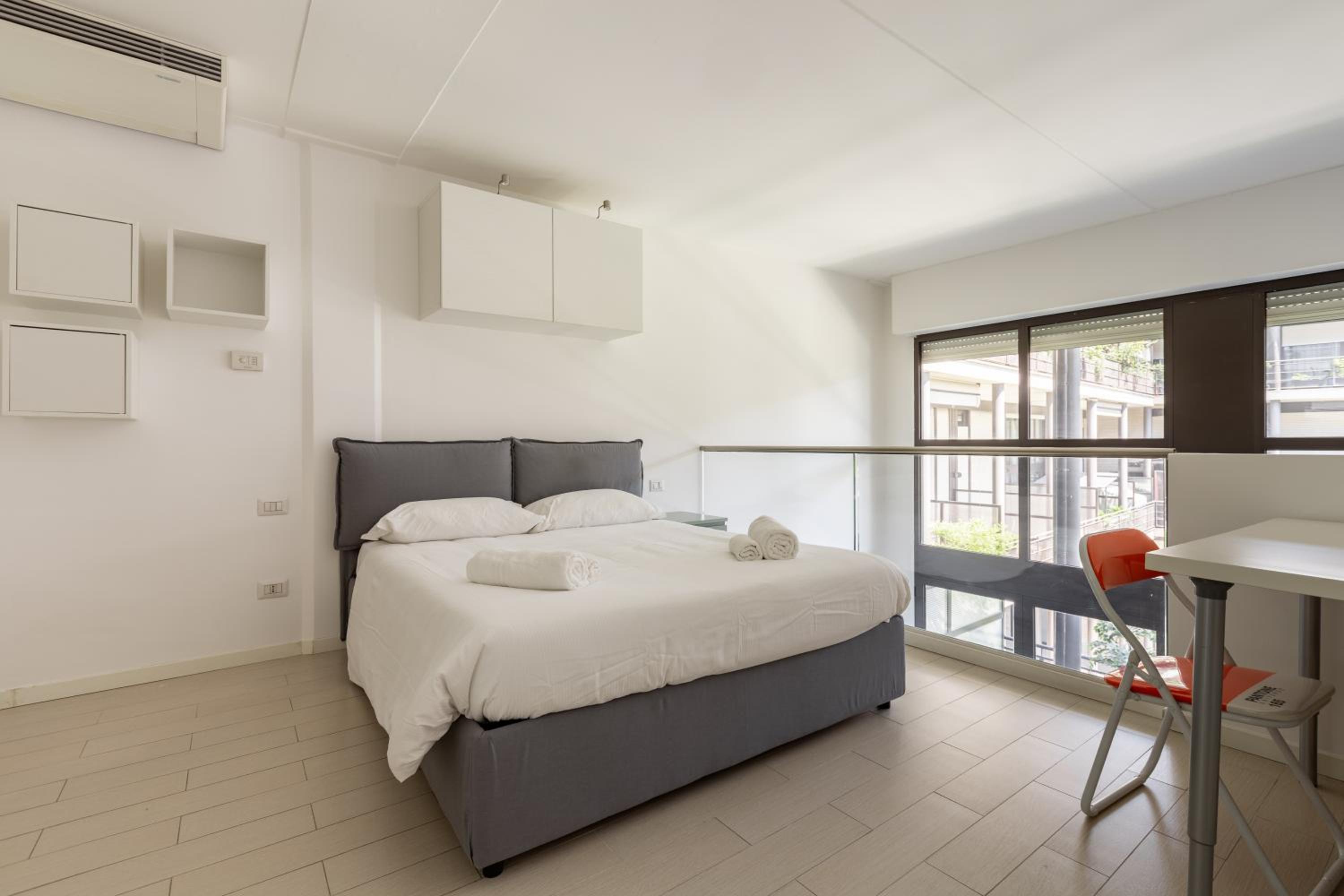 GuestHost - Elegant Loft with Balcony!