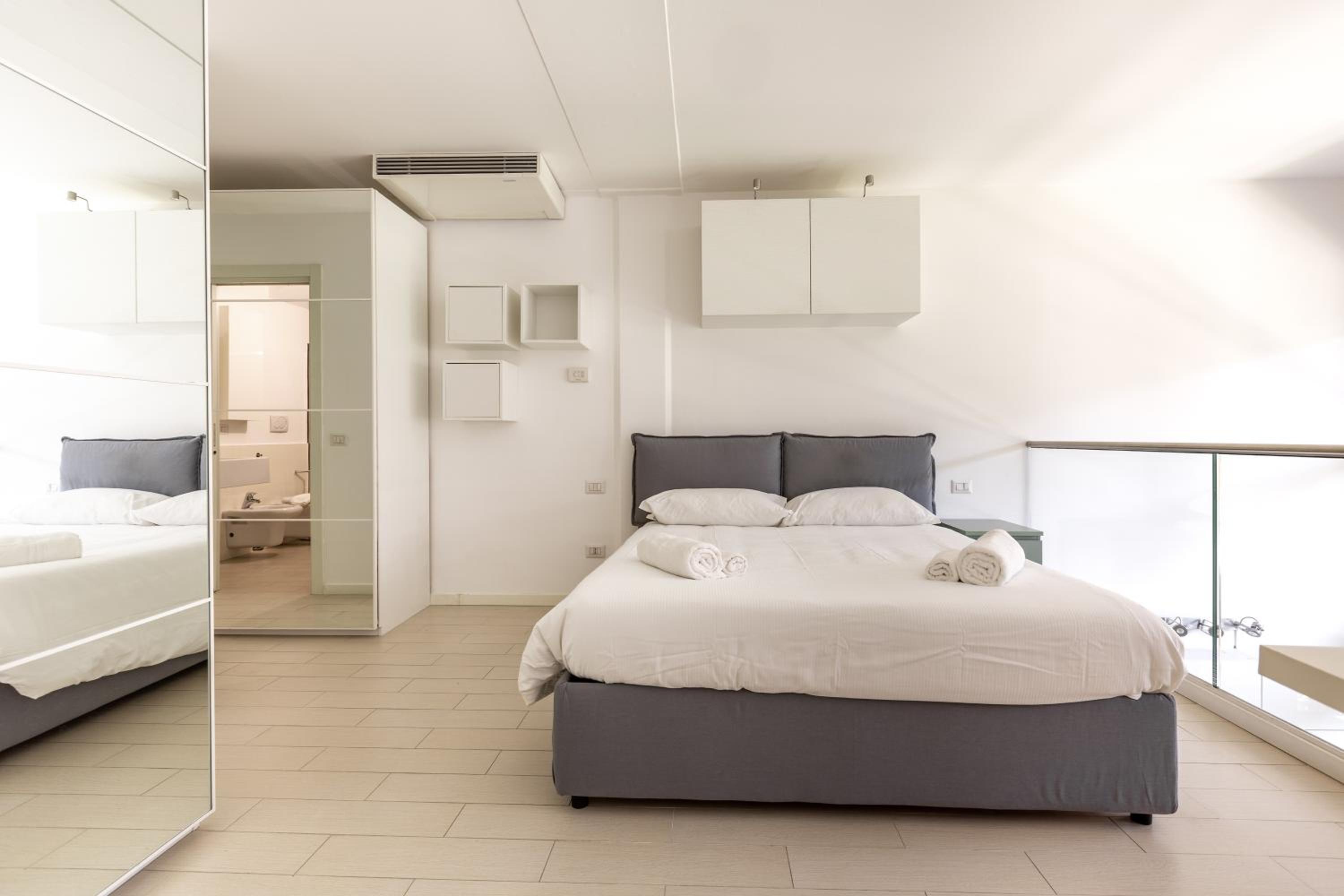 GuestHost - Elegant Loft with Balcony!
