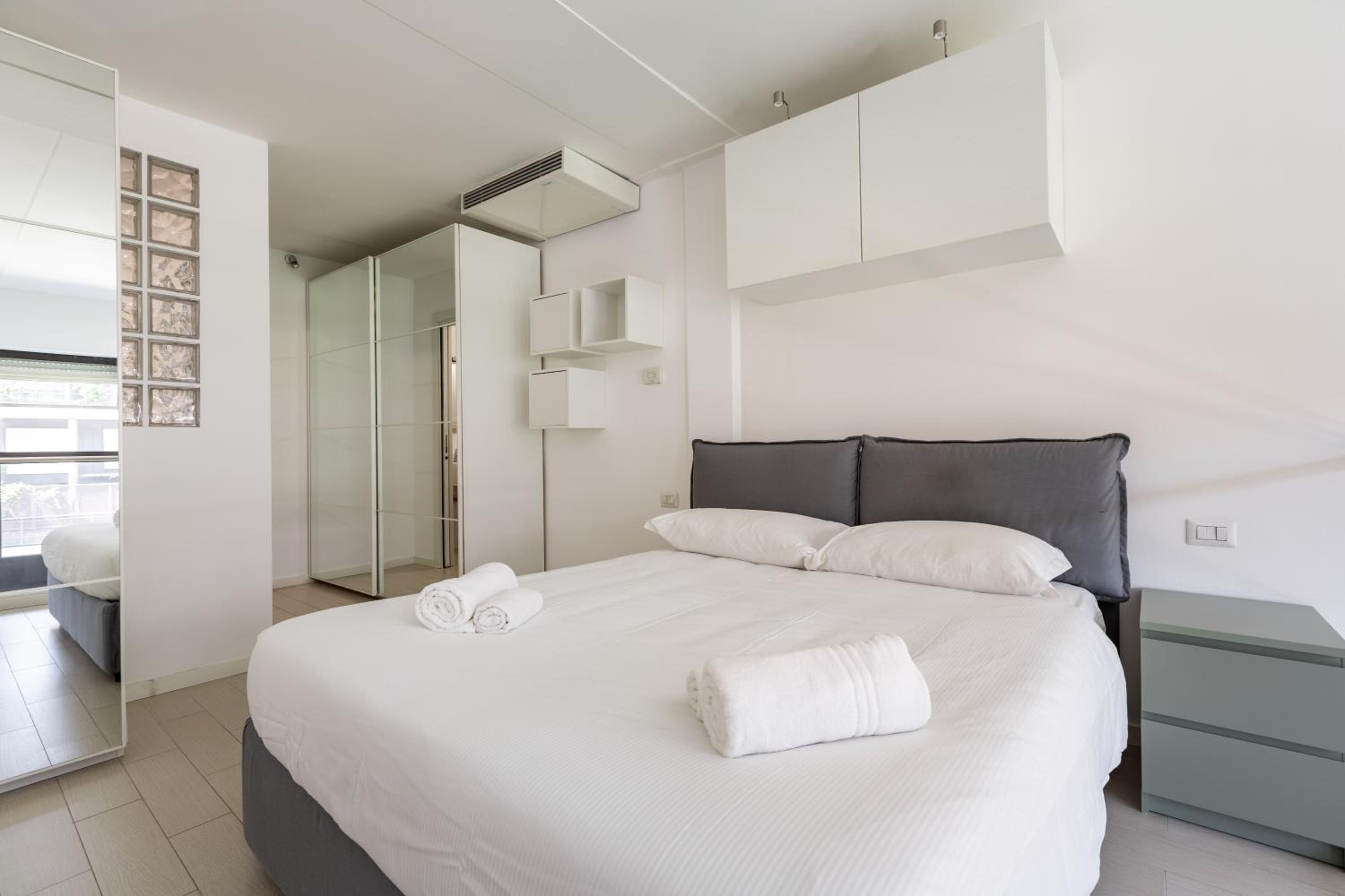 GuestHost - Elegant Loft with Balcony!