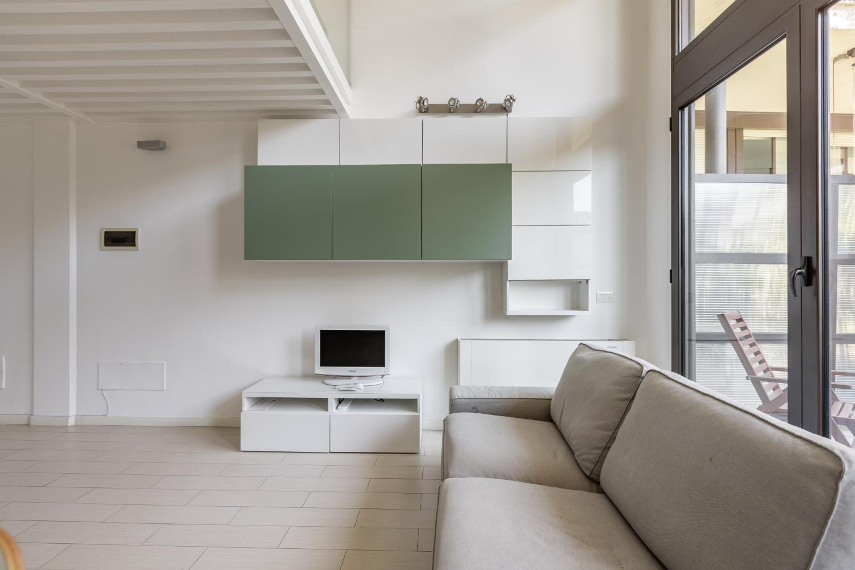 GuestHost - Elegant Loft with Balcony!