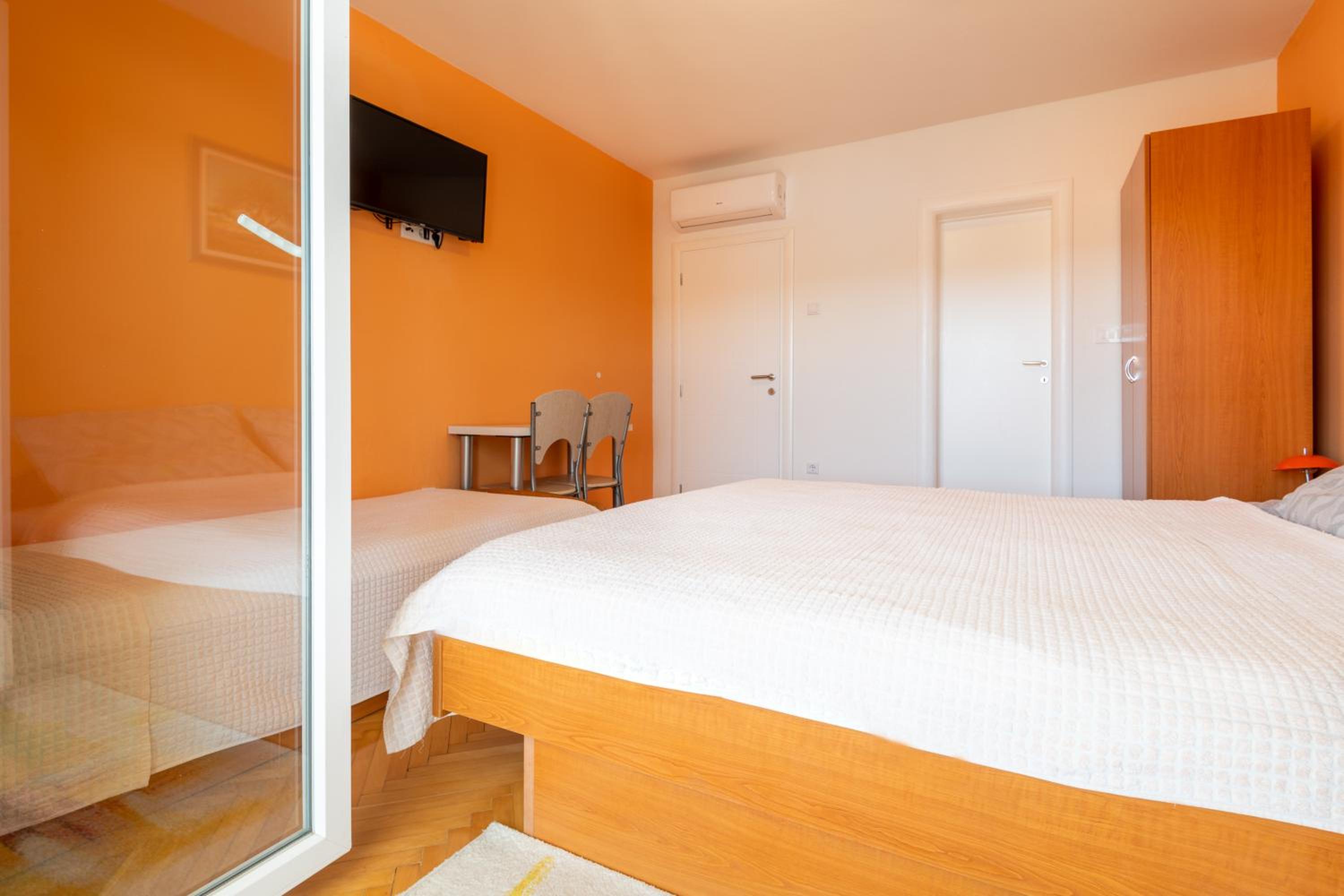 Apartments & rooms Leon